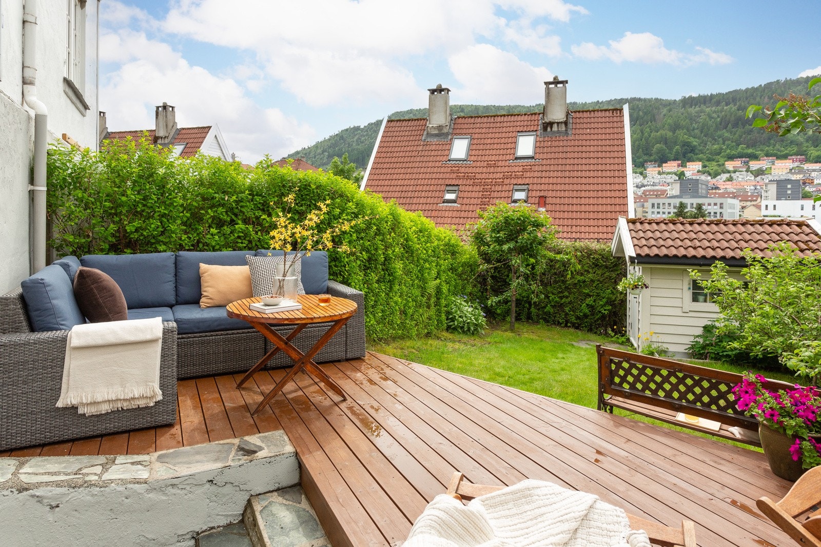 Det er oppført en redskapsbod i hagen med plass til hageredskaper, verktøy etc. Galleribilde