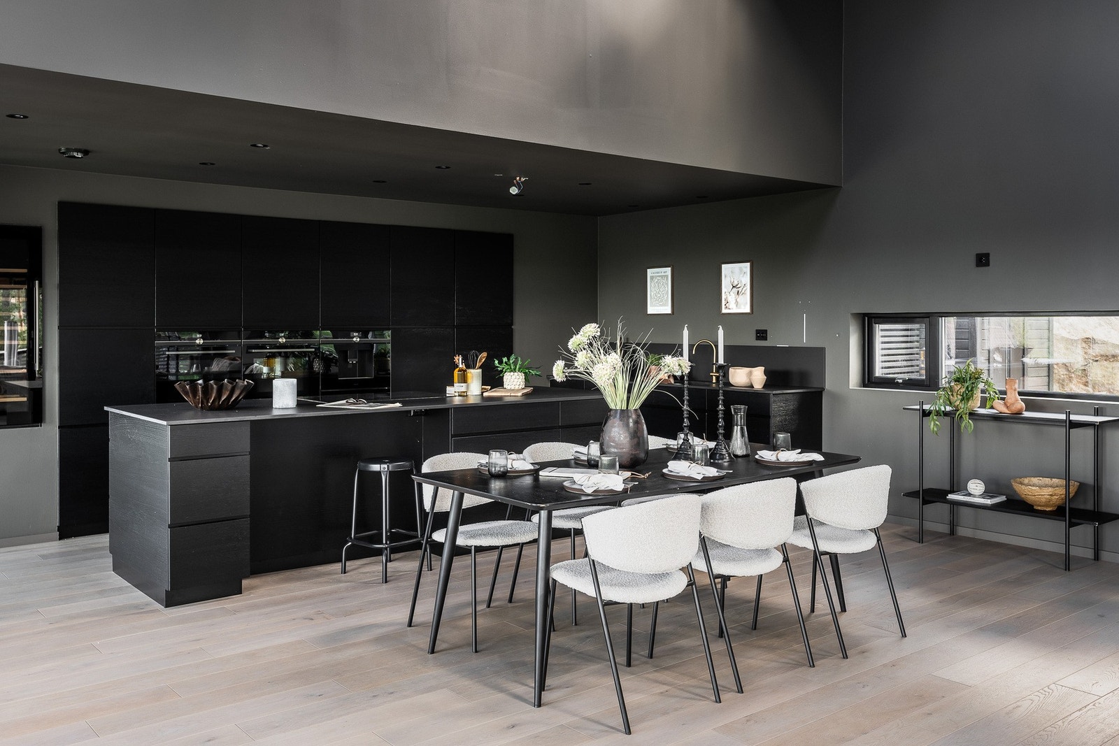 Tilbaketrukket kjøkken med spiseplass. Galleribilde