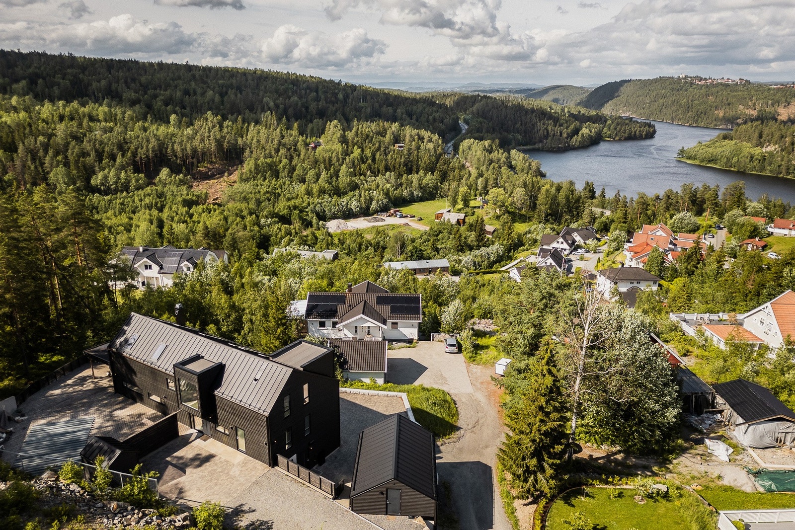 Flott plassering på et høydedrag i terrenget. Galleribilde