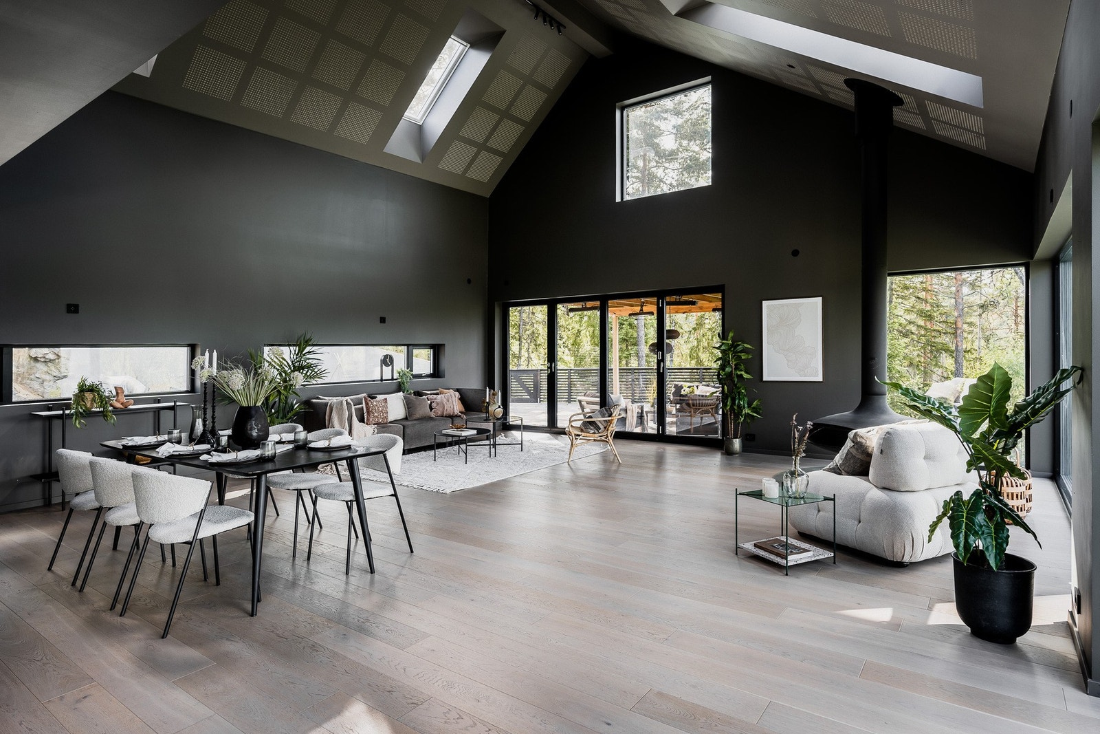 Gode lysforhold med nesten 6 metet takhøyde på det høyeste. Galleribilde