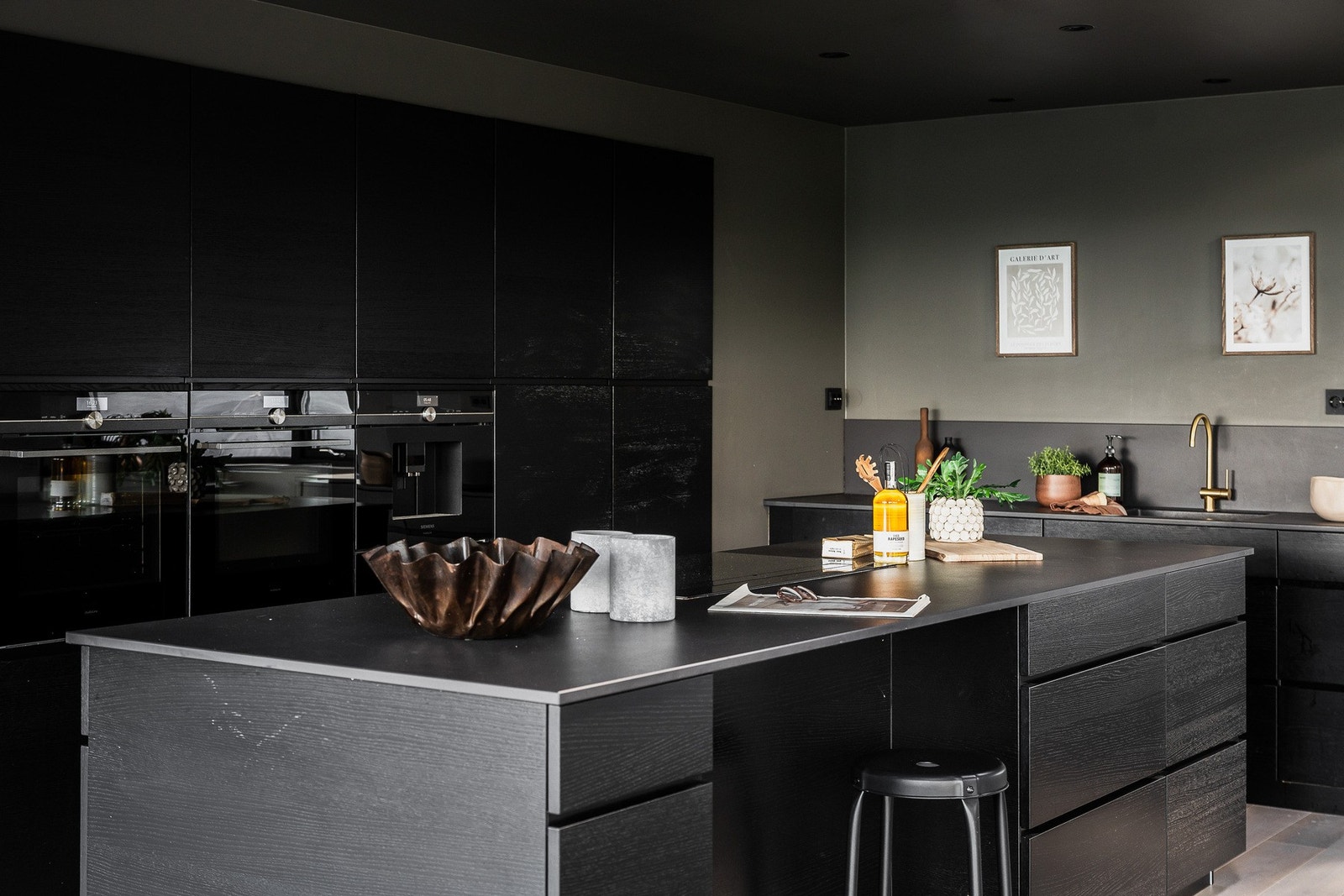 Tidsriktig glatt innredning fra kVIK, soft close, laminat benkeplate med planlimt kum og nedfelt kombi induksjonstopp og avtrekksvifte, 2 stk. oppvaskmaskiner, 2 stk., komfyrer, kjøleskap, fryseskap, vinskap, kaffemaskin, varmeskuff. Galleribilde