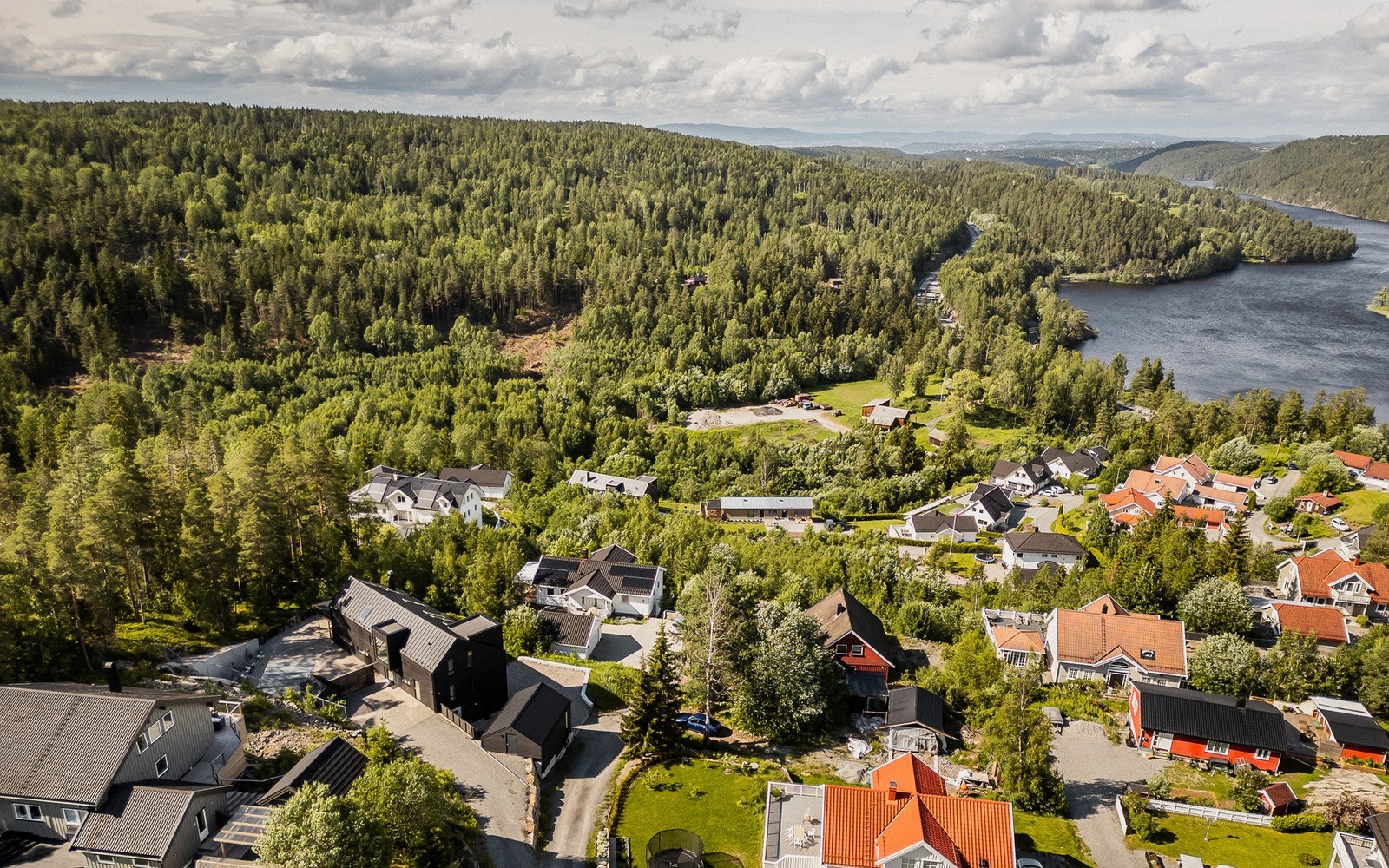 Skoler, barnehager, forretninger og kollektivtransport kort vei unna. Galleribilde