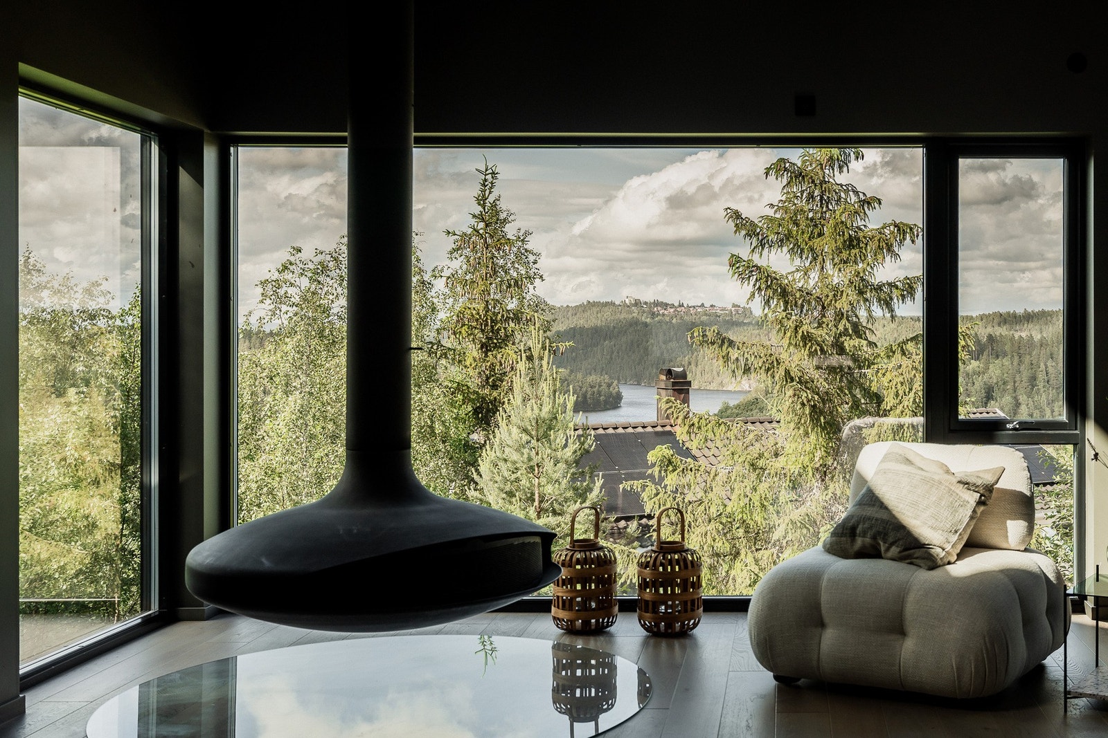 Flott utsikt og dekorativ peis. Galleribilde