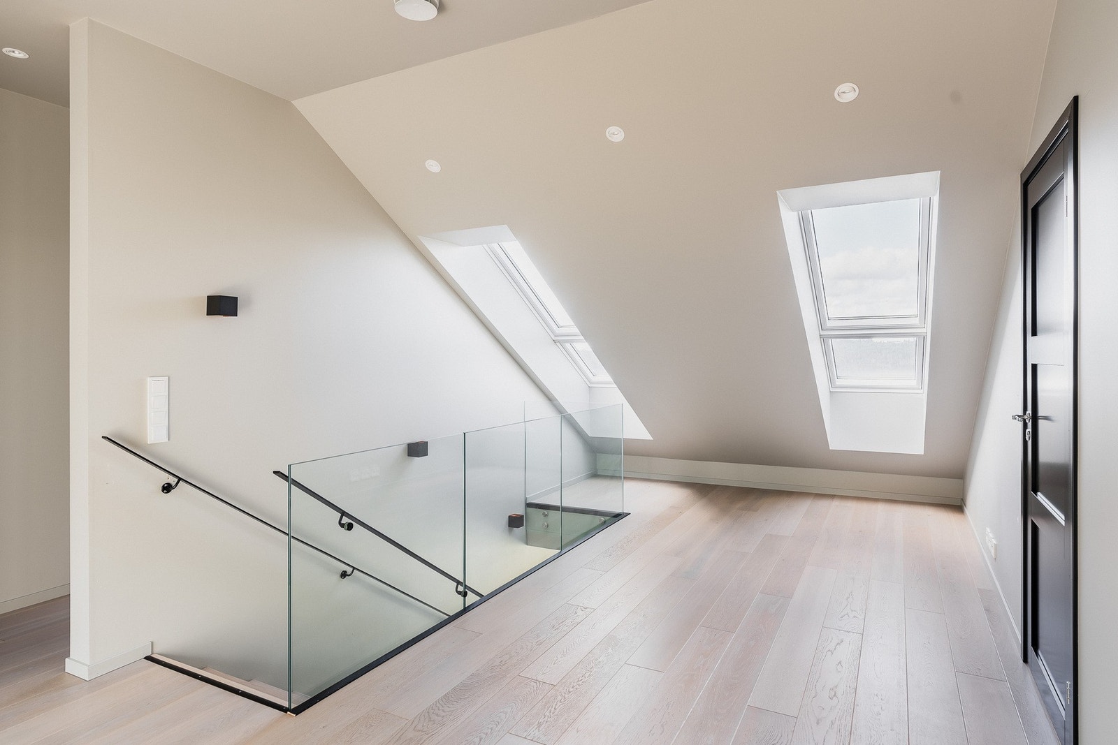 Lys og romslig loftstue. Galleribilde