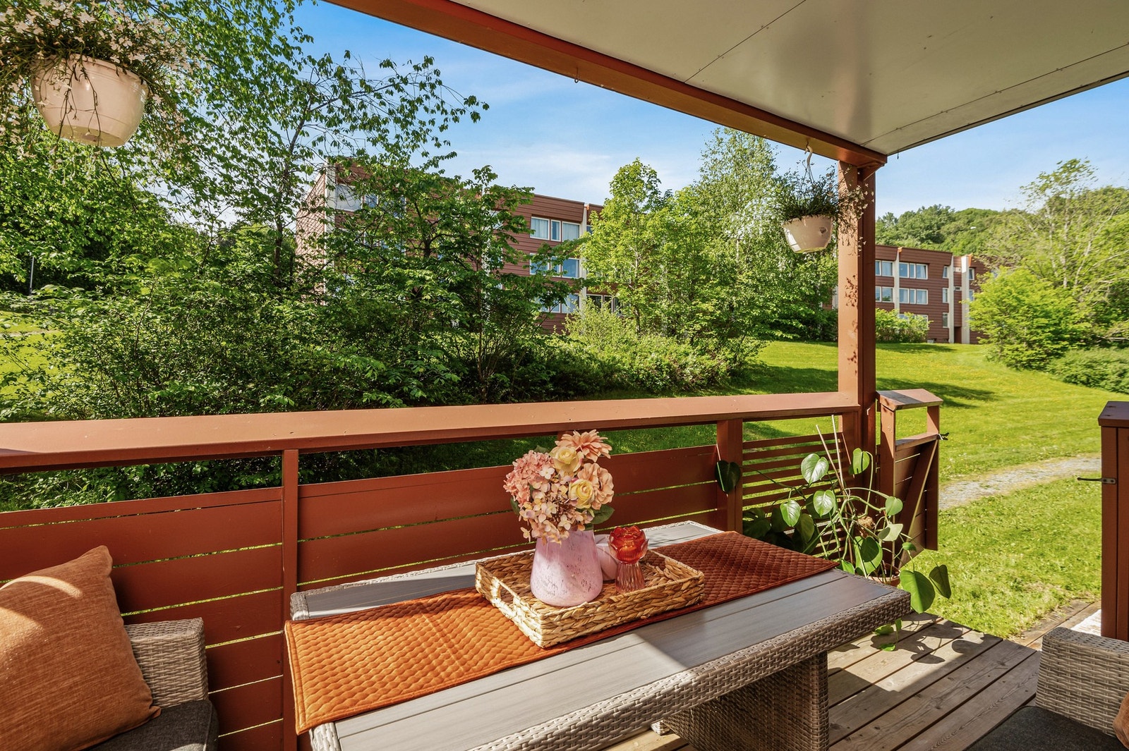 Her har du god plass til flere sittergrupper og grill Galleribilde