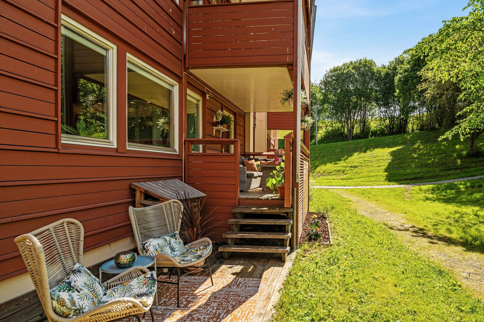 I tillegg til balkongen har leiligheten egen terrasse på bakken med enkel adkomst fra balkongen Galleribilde