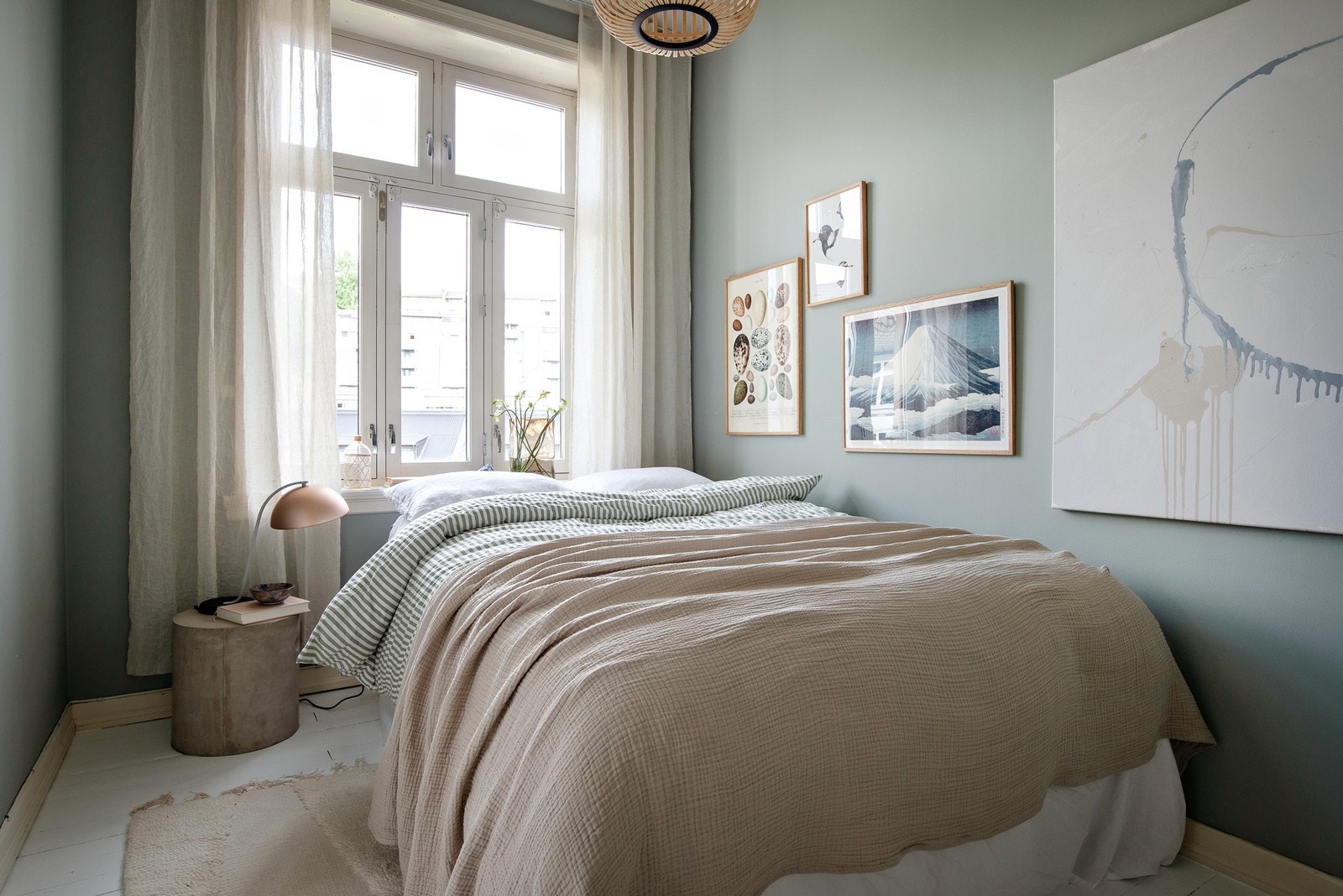 Soverommet er av god størrelse og har plass til bred dobbeltseng Galleribilde