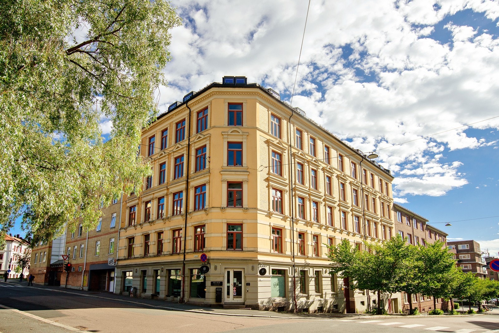 Klassisk bygård, generøs takhøyde og klassiske detaljer - heis i bygget Galleribilde