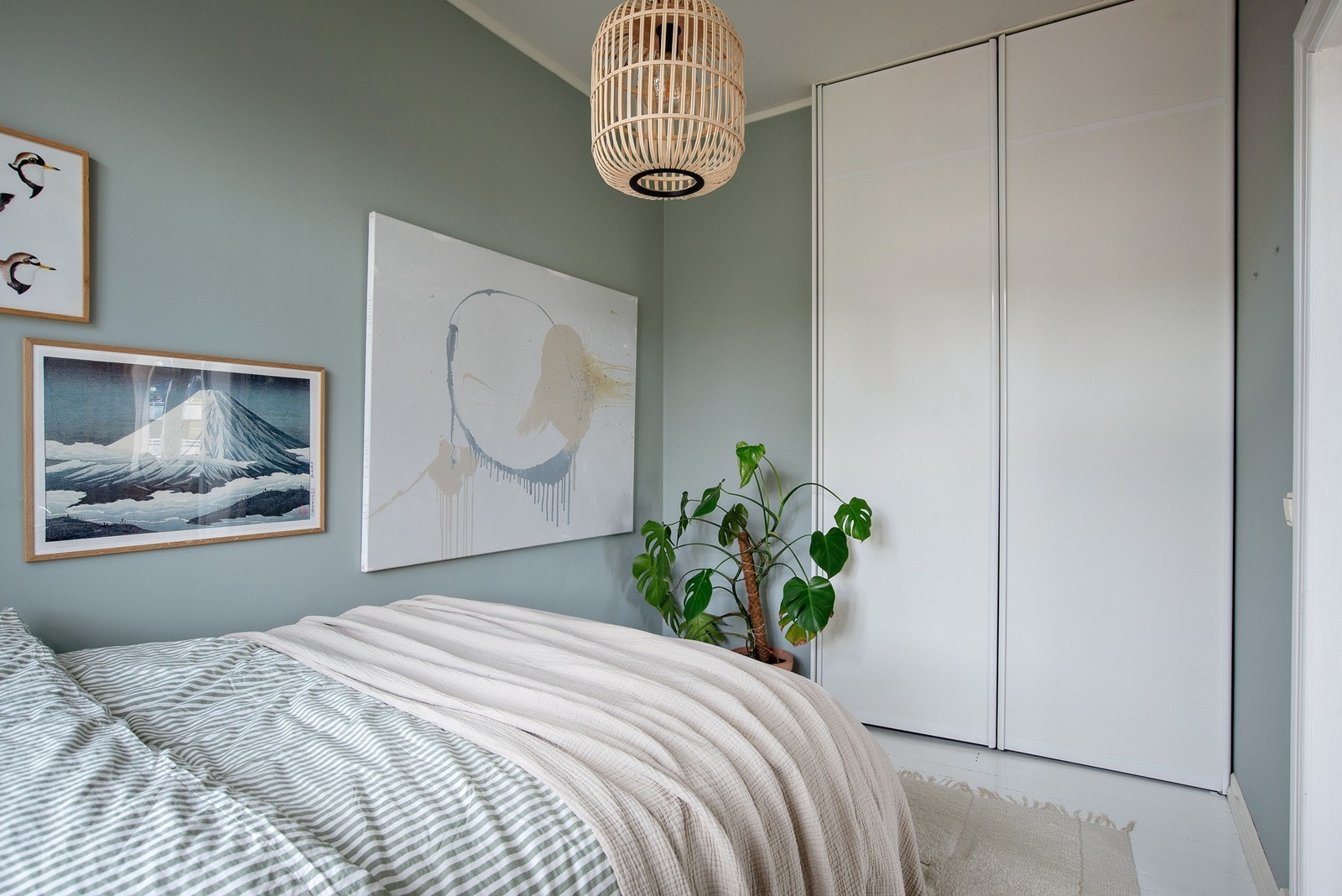 Romslige garderobeskap på soverommet Galleribilde