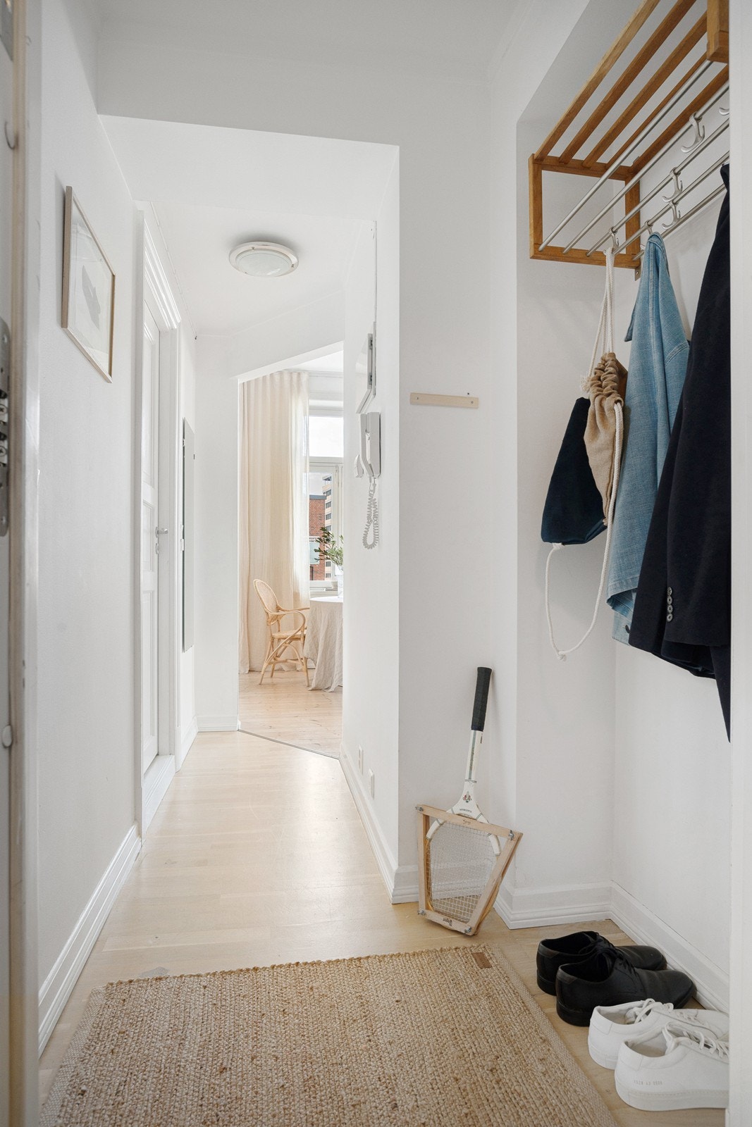 Entré med plass til oppheng av yttertøy og sko Galleribilde