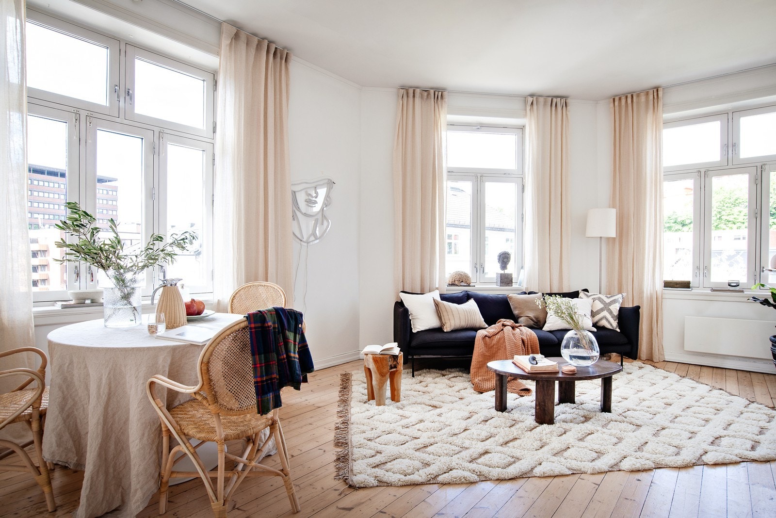 Stor hjørneleilighet med rikelig lysinnslipp fra flere store vinduer Galleribilde