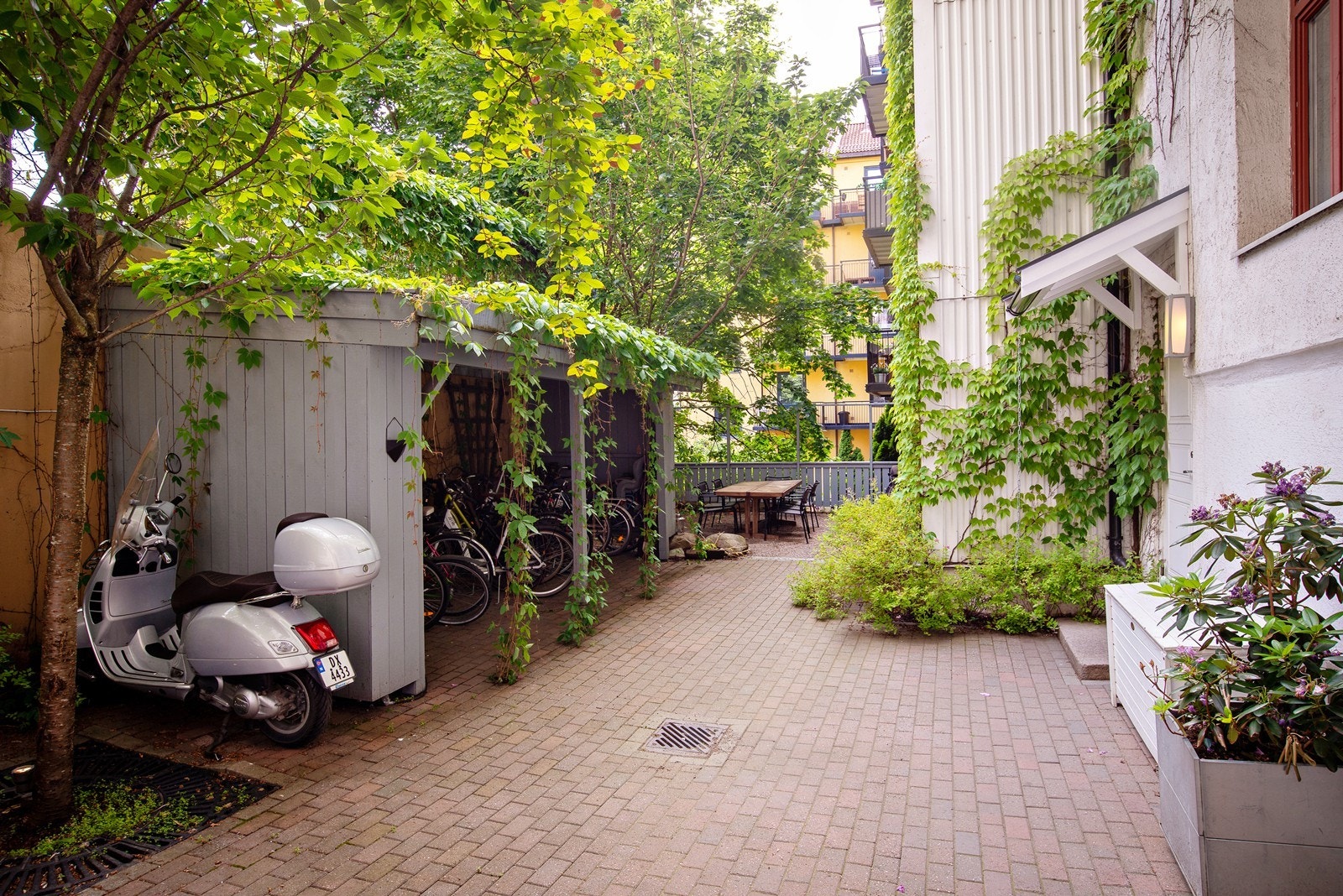 Idyllisk bakgård med sykkelparkering og sittegrupper Galleribilde