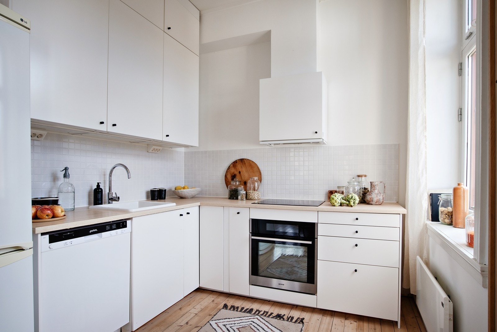 Rikelig med oppbevaring i kjøkkeninnredningen, samt veggskap helt opp til himling. Galleribilde