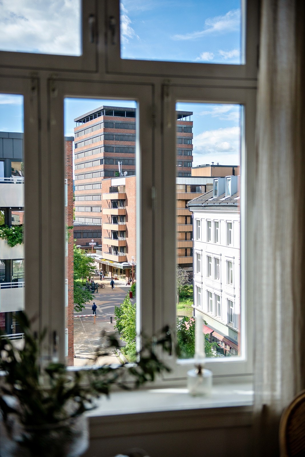 Utsikt fra leiligheten til hyggelige Tøyen Torg Galleribilde