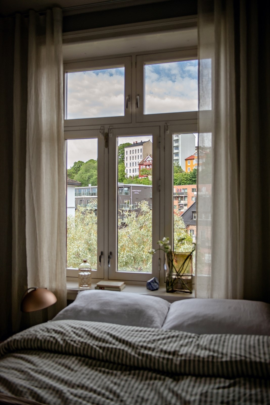 Fra soverommet er det utsikt opp mot Kampen Galleribilde