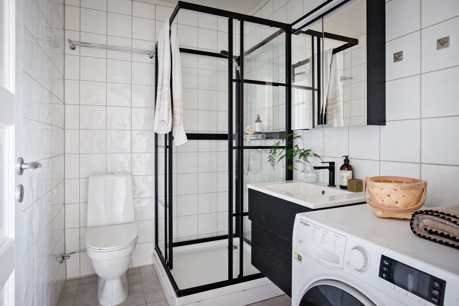 Pent bad med tidsriktig dusjkabinett, opplegg for vaskemaskin Galleribilde