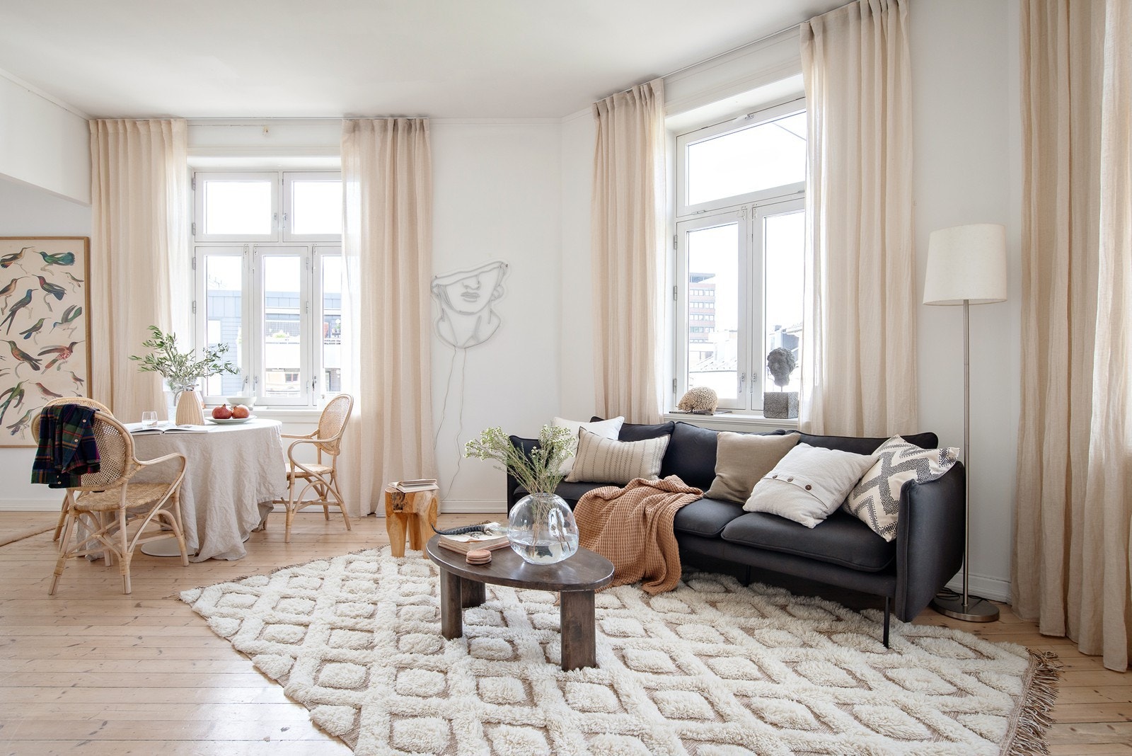 Stuen har god plass til både spiseplass og stue Galleribilde