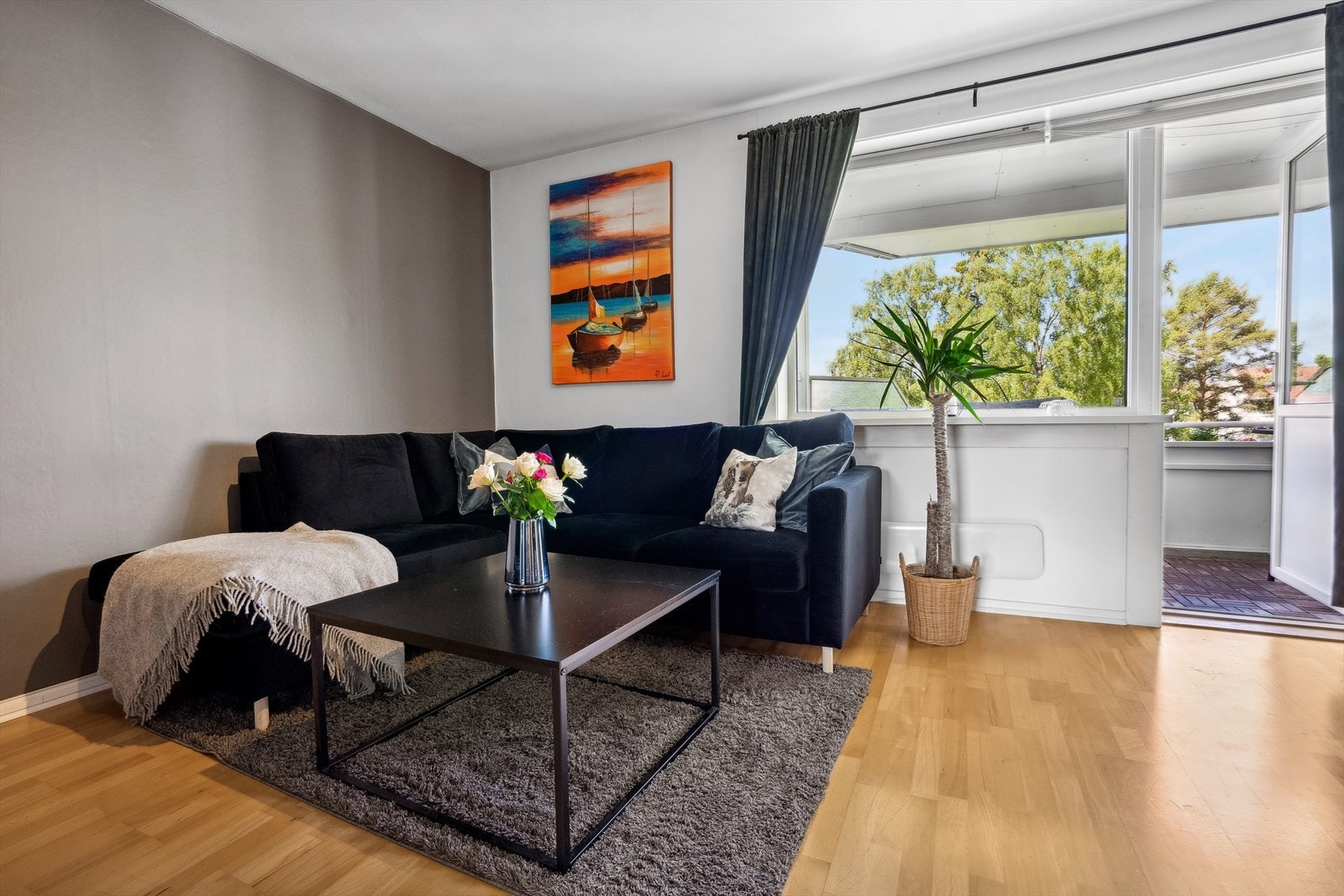 Det er gode kollektivforbindelser med både T-bane og buss i umiddelbar nærhet, samt kort vei til matbutikker, Lambertseter senter, flere skoler og barnehager. Galleribilde