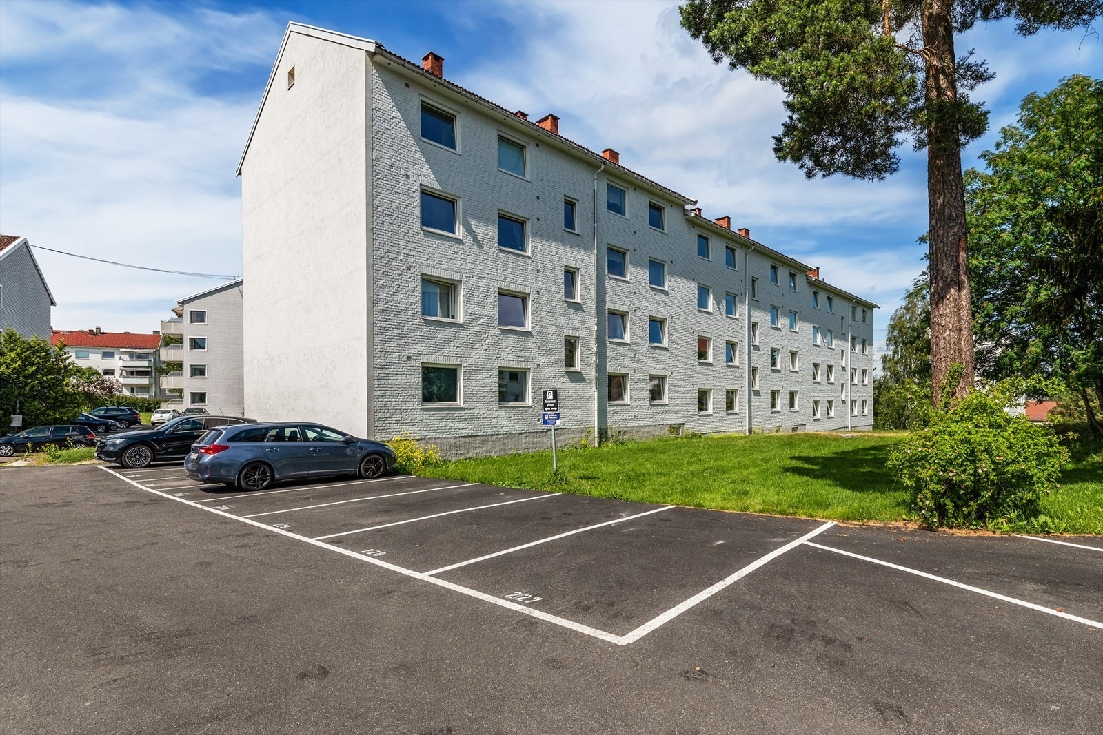 Borettslaget har parkerings- og garasjeplasser, som fordeles etter lister. Ladepark for beboere. Galleribilde