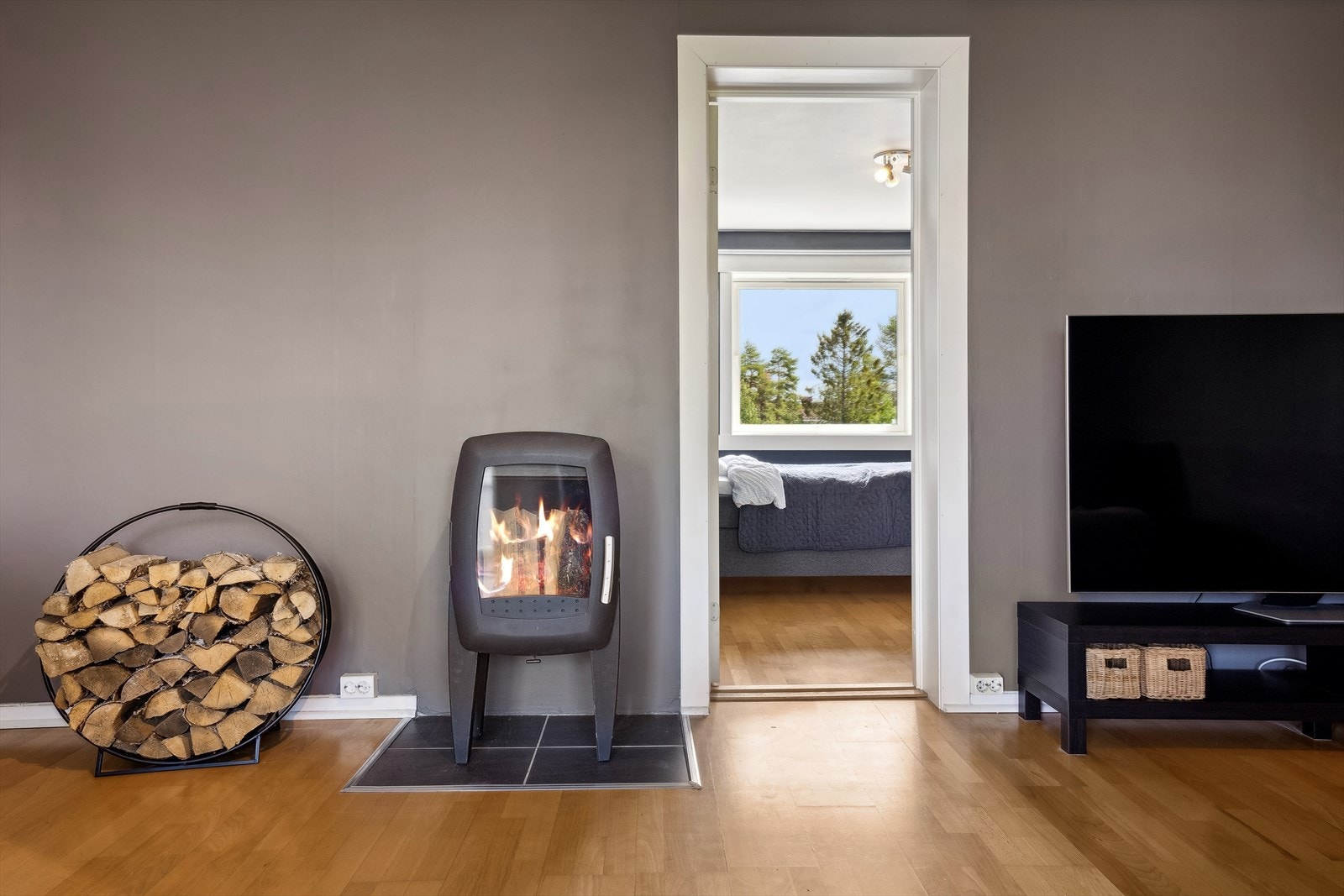 Stuen er lys og har en hyggelig peisovn. Galleribilde