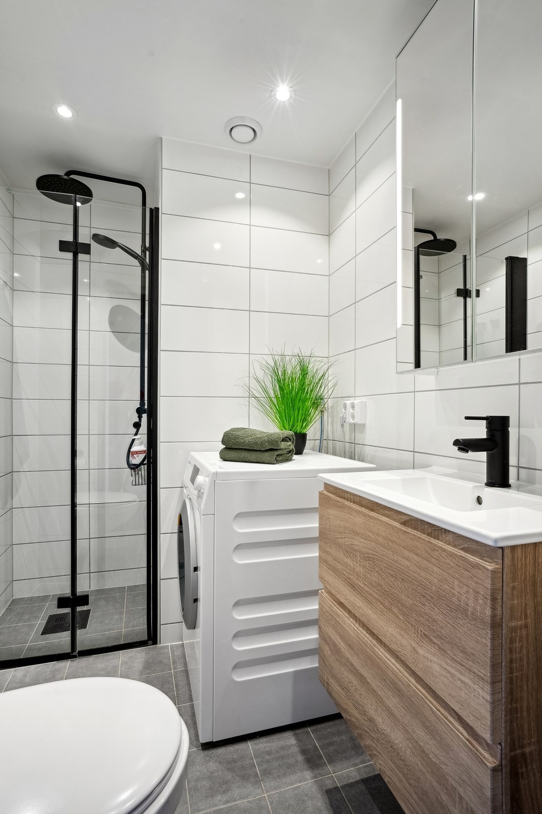 Badet har smakfulle løsninger og varme i gulvet. Galleribilde