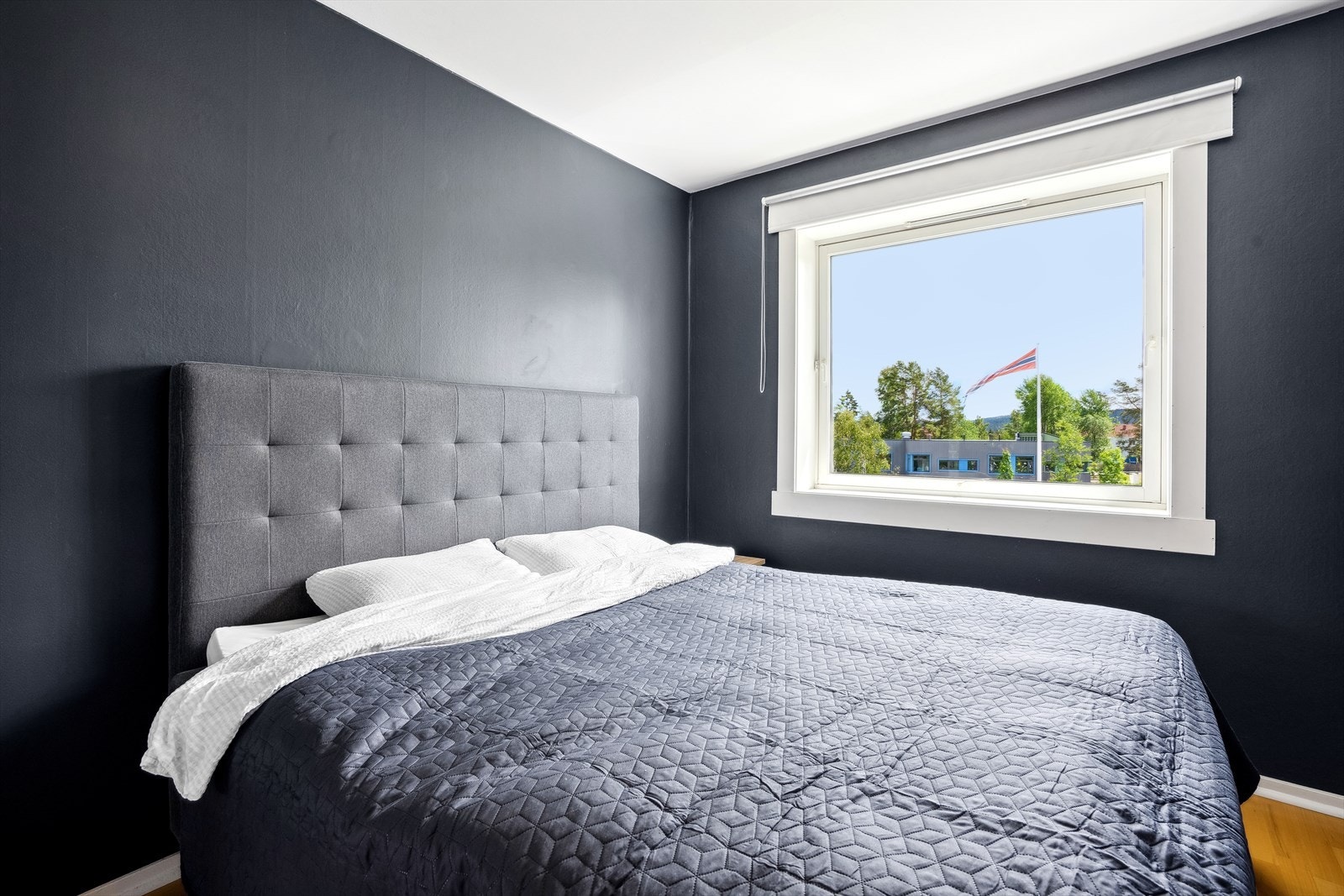 Leiligheten har to luftig soverom med god plass til dobbeltseng, nattbord og garderobeløsning. Galleribilde