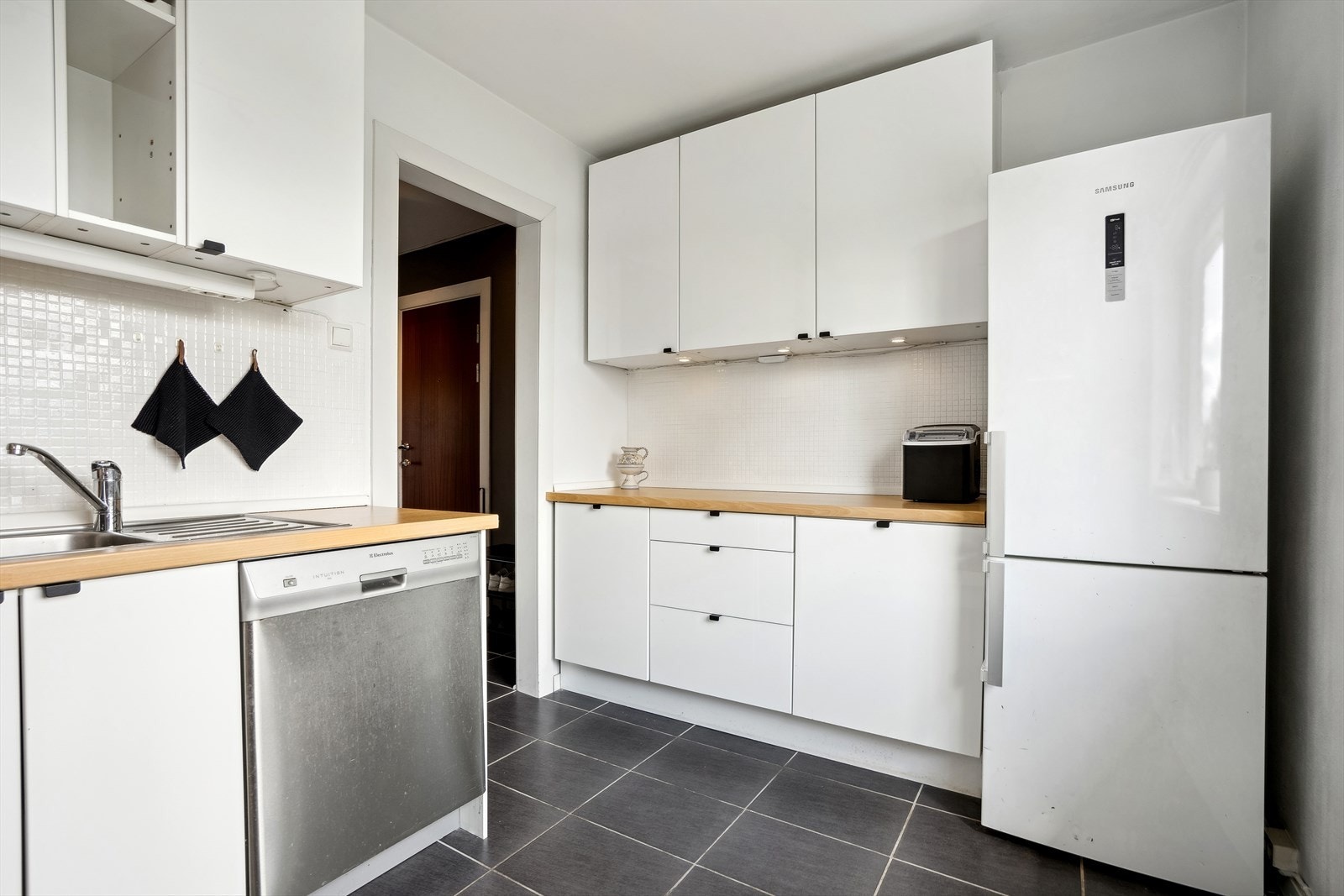 Det er plass til et hyggelig frokostbord ved vinduet. Galleribilde