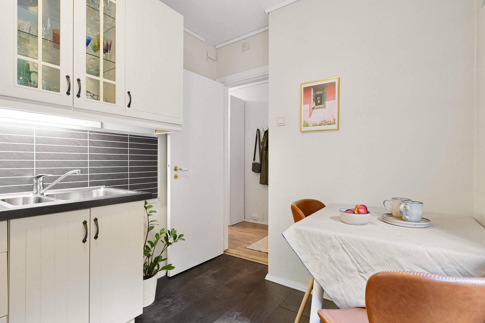 Det er avsatt plass til frittstående komfyr og kjøl-/fryseskap. På kjøkkenet er det også plass til et lite spisebord. Galleribilde