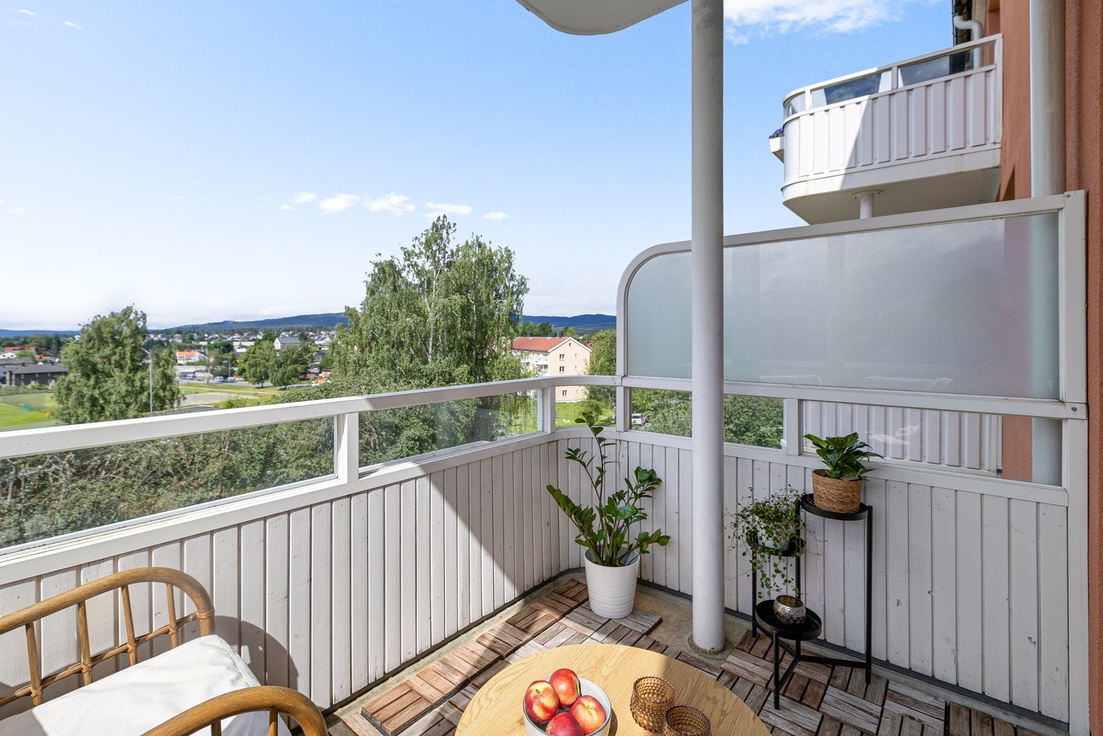 Balkongen har gode solforhold og plass til både grill og utemøblement. Galleribilde