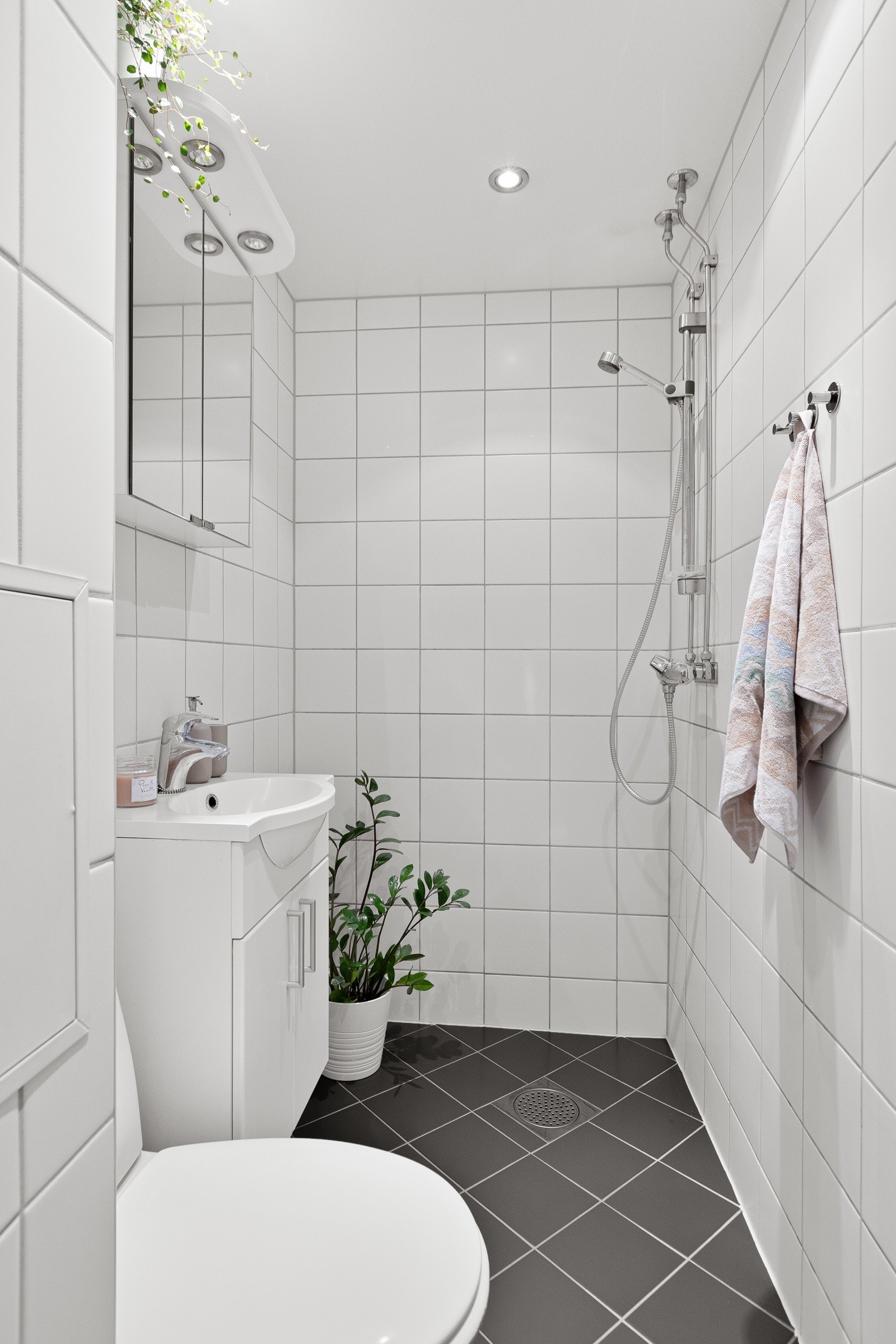 Pent og delikat flislagt bad renovert i regi av borettslaget i 2011. Det er varmekabler i gulv og downlights i himling. Innredningen består av servant med underskap, overskap med speilfronter, toalett og dusj Galleribilde