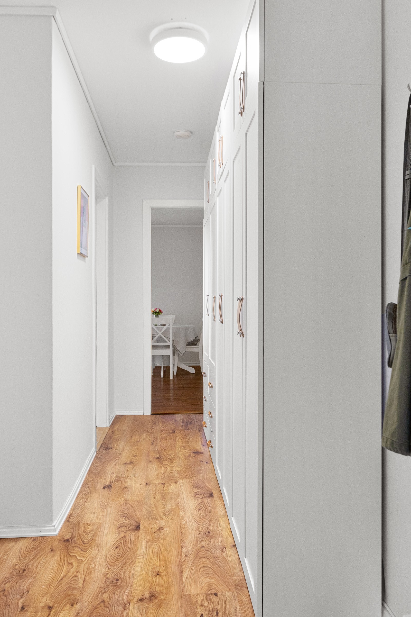 Entréen utstyrt med callinganlegg og det er godt med oppbevaring i et garderobeskap. Galleribilde