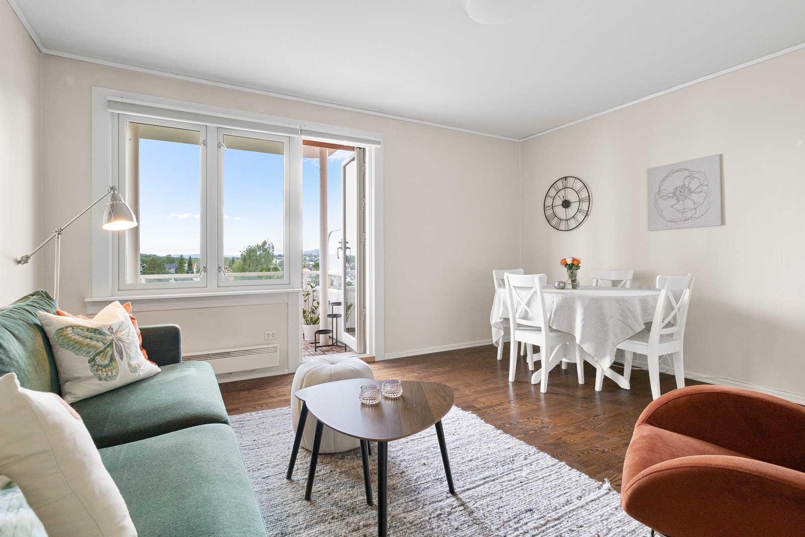 Leiligheten har vinduer og balkongdør fra 2018, og vindusflatene slipper inn godt med naturlig lys. Fra stuen har man utgang til balkongen. Galleribilde