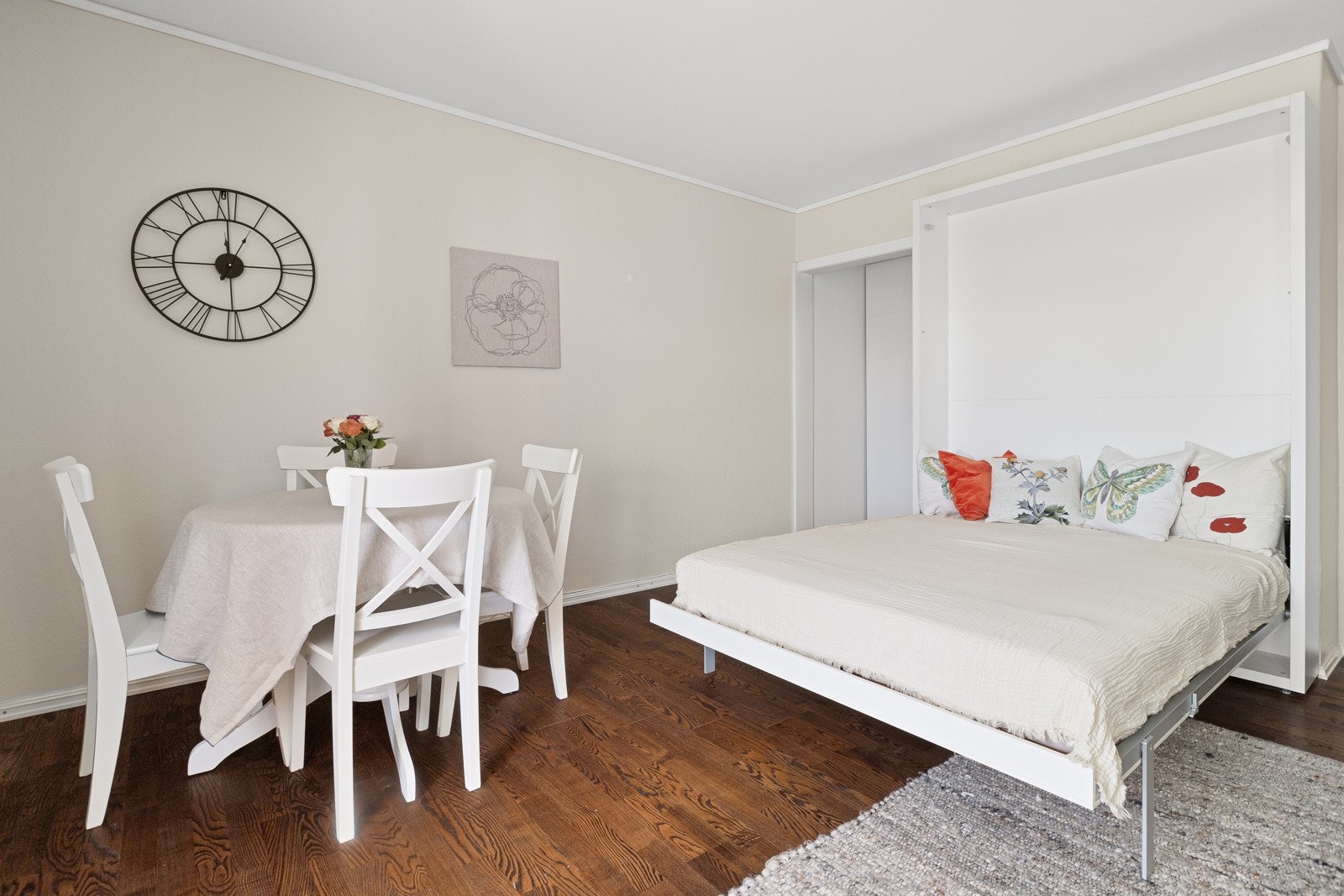 Her har man plass til sofa, tv møblement og spisebord, i tillegg til at det er en praktisk skapseng i stuen. Galleribilde