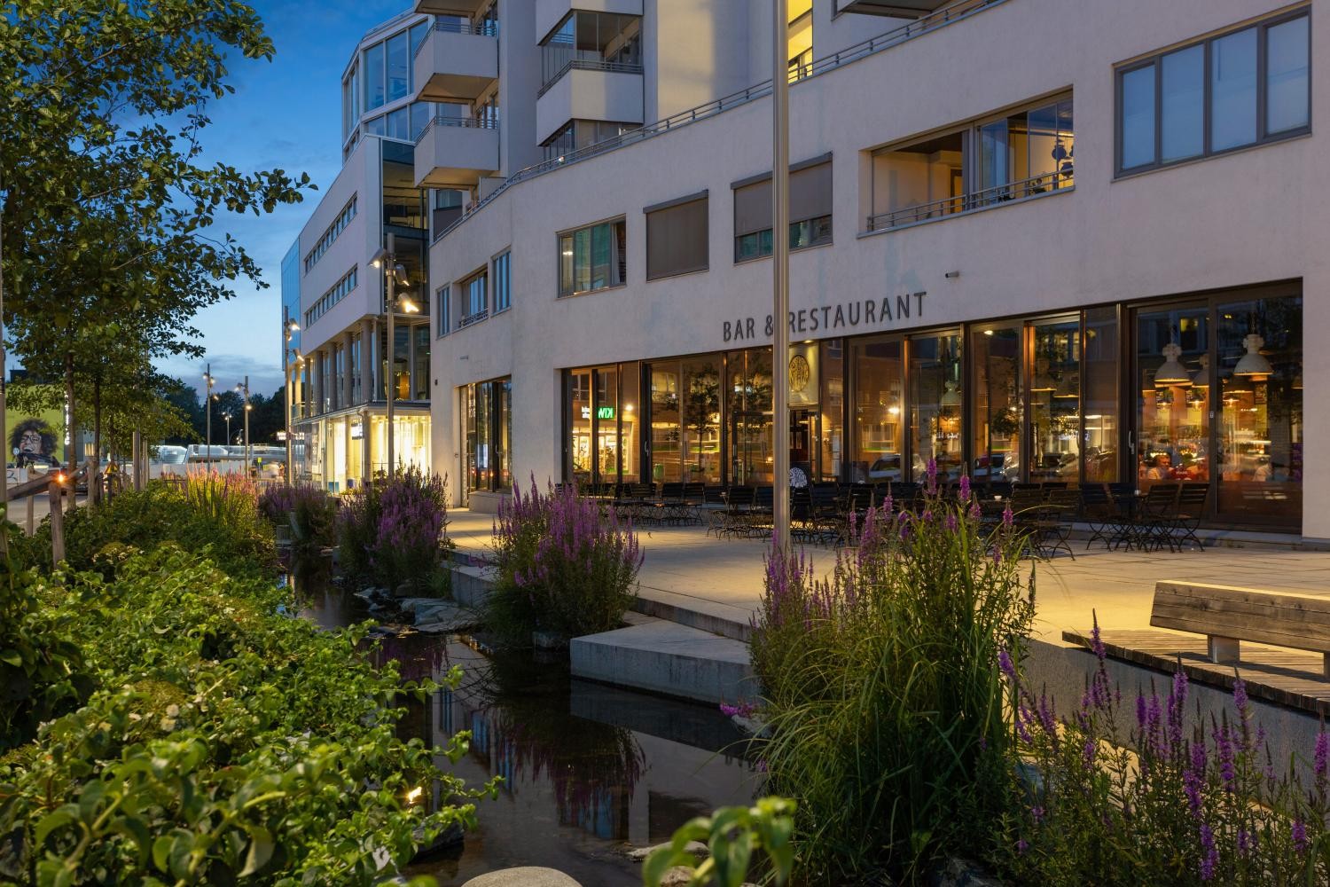 Hovinbekken renner like nedenfor leiligheten. Hyggelig gastrobar i 1.etg Galleribilde