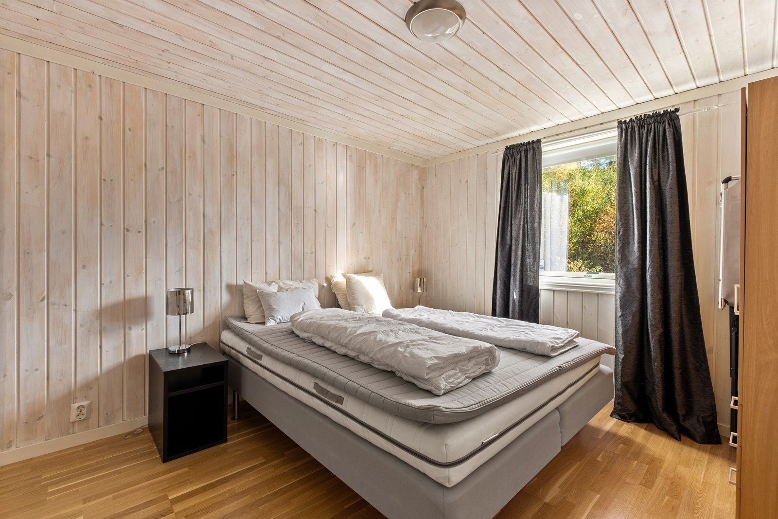 Plass til nattbord på hver sin side av sengen. Galleribilde