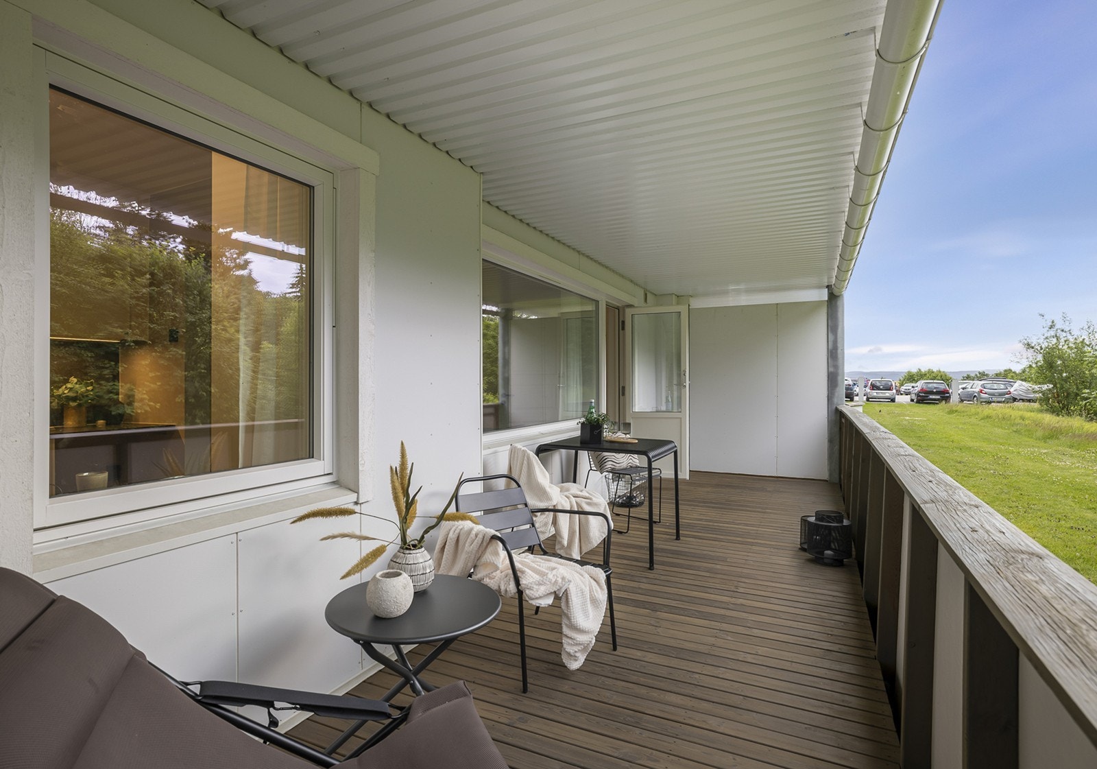 På balkongen er det god plass til flere sittegrupper. Galleribilde