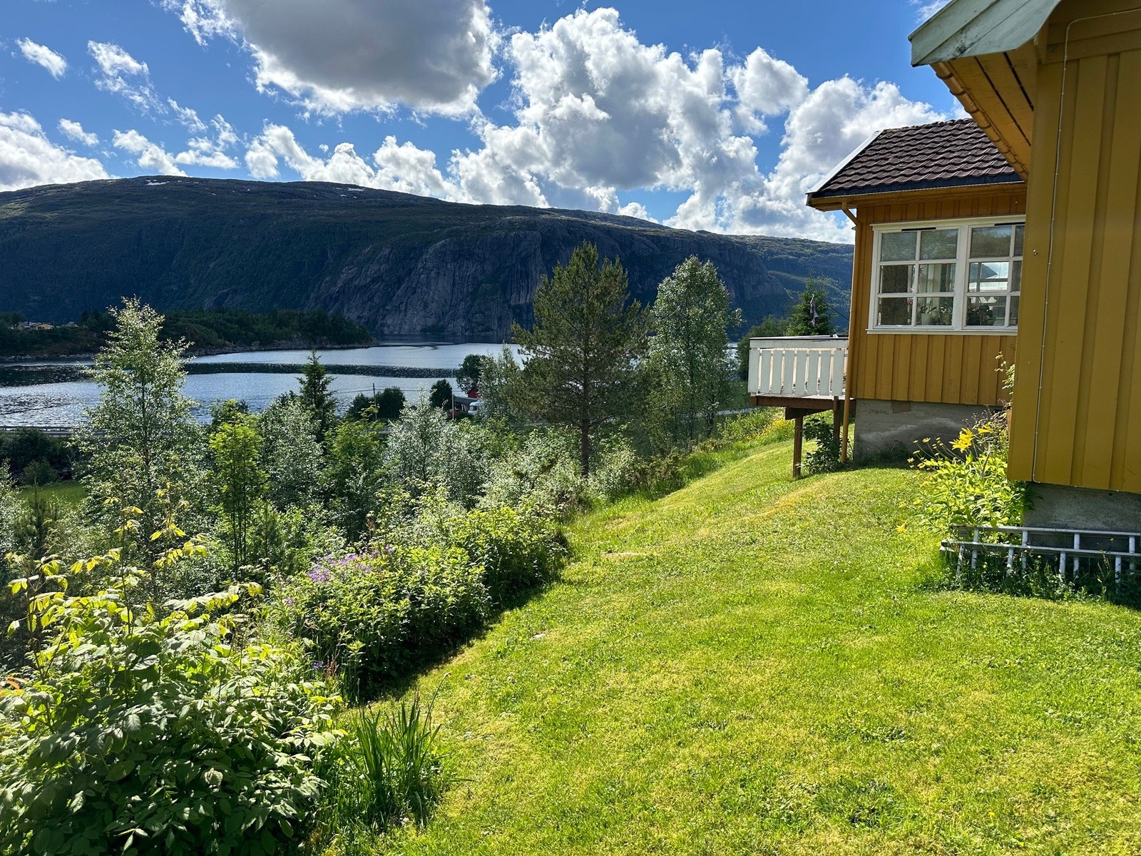 Boligen ligger landlig til ca 22 km øst for Kolvereid og 44 km øst for Rørvik Galleribilde