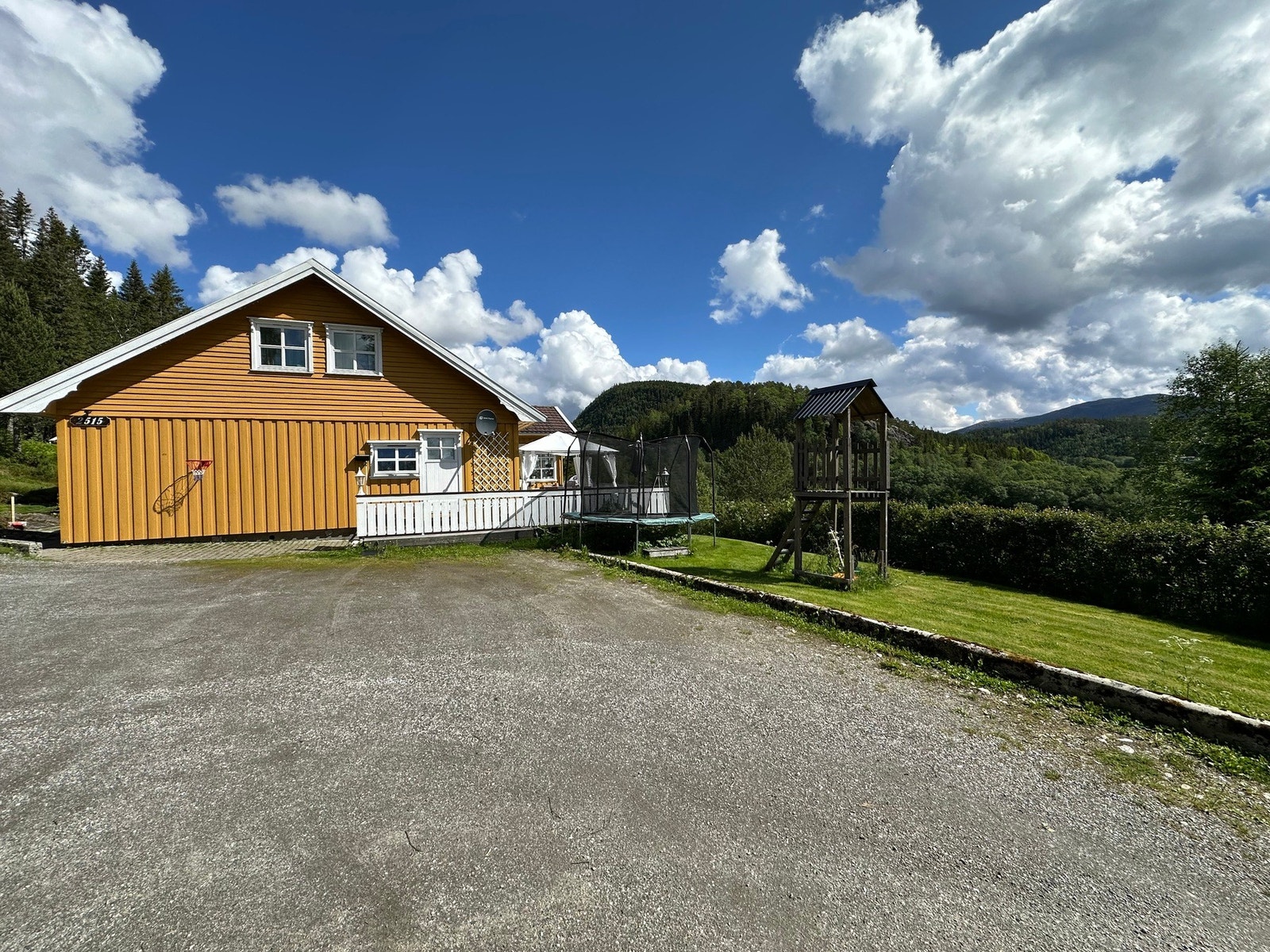 Det er god adkomst til eiendommen fra offentlig vei, videre privat stikkvei til boligen Galleribilde