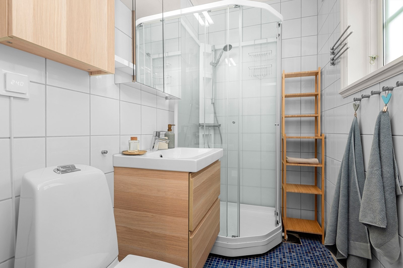 Badet i 1. etasje er på 3m² med behagelig gulvvarme. Badet er flislagt og utstyrt med mekanisk avtrekk, servant, servantskap, wc og dusjkabinett. Galleribilde