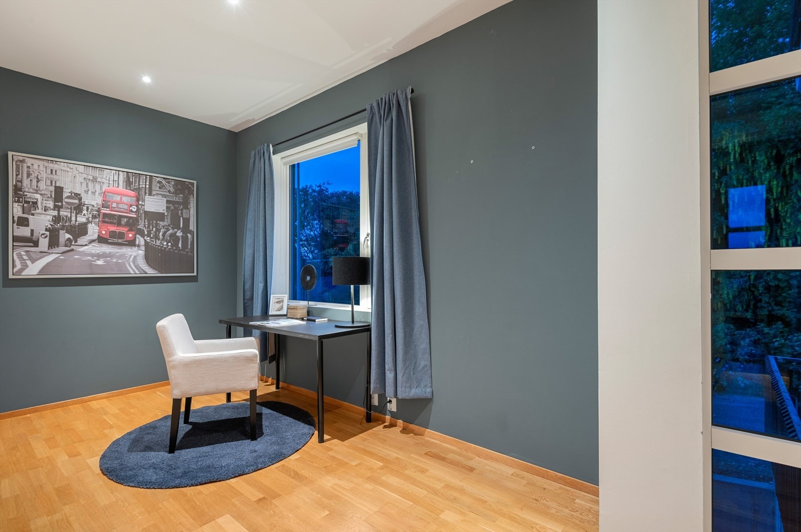 I tilknytning til stue i 1.etasje har du et luftig kontor på flotte 9m² Galleribilde