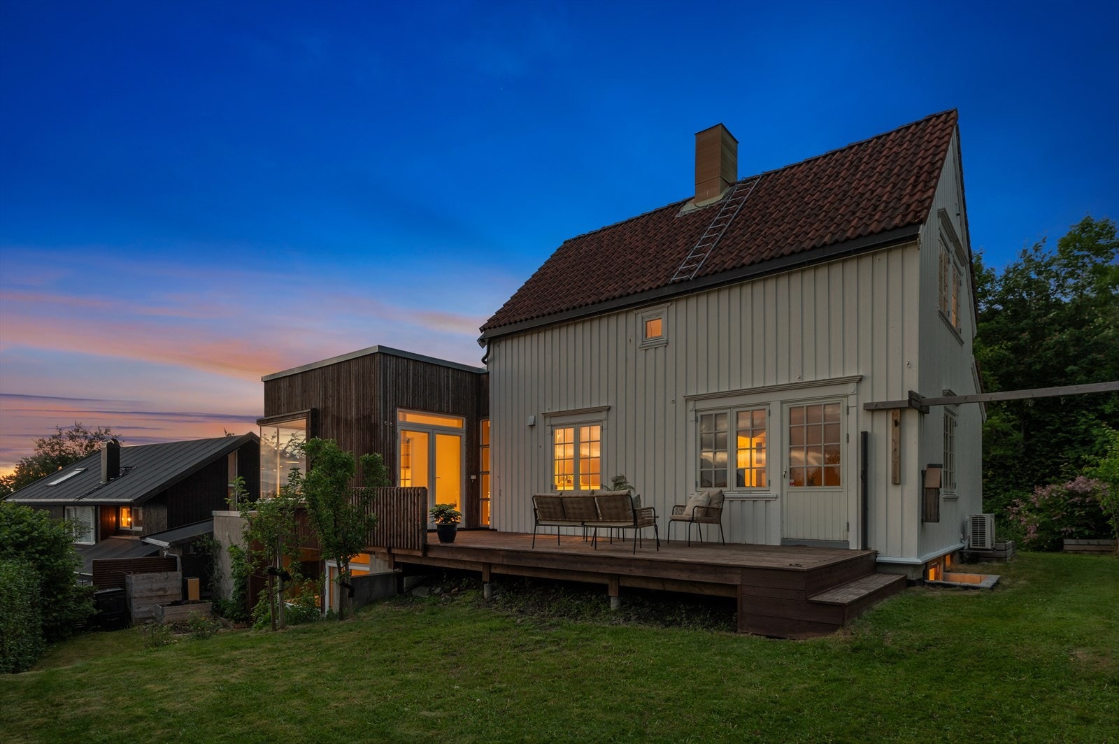 Boligen byr på en fantastisk og stor hage med flott terrasse Galleribilde