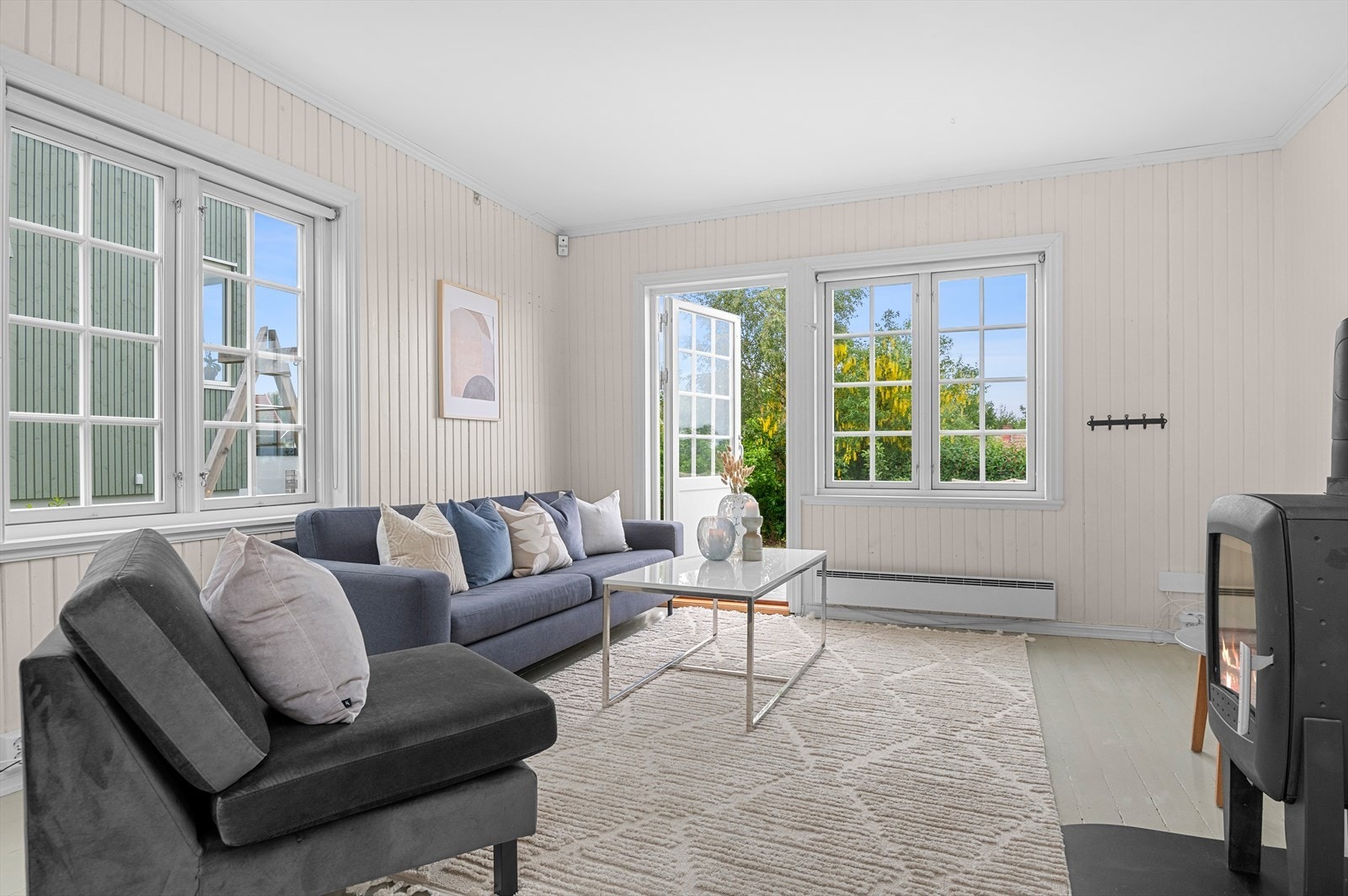 I tillegg til stuen i 1.etasje får du en tv-stue på 19,5m² med direkte utgang til markterrassen Galleribilde