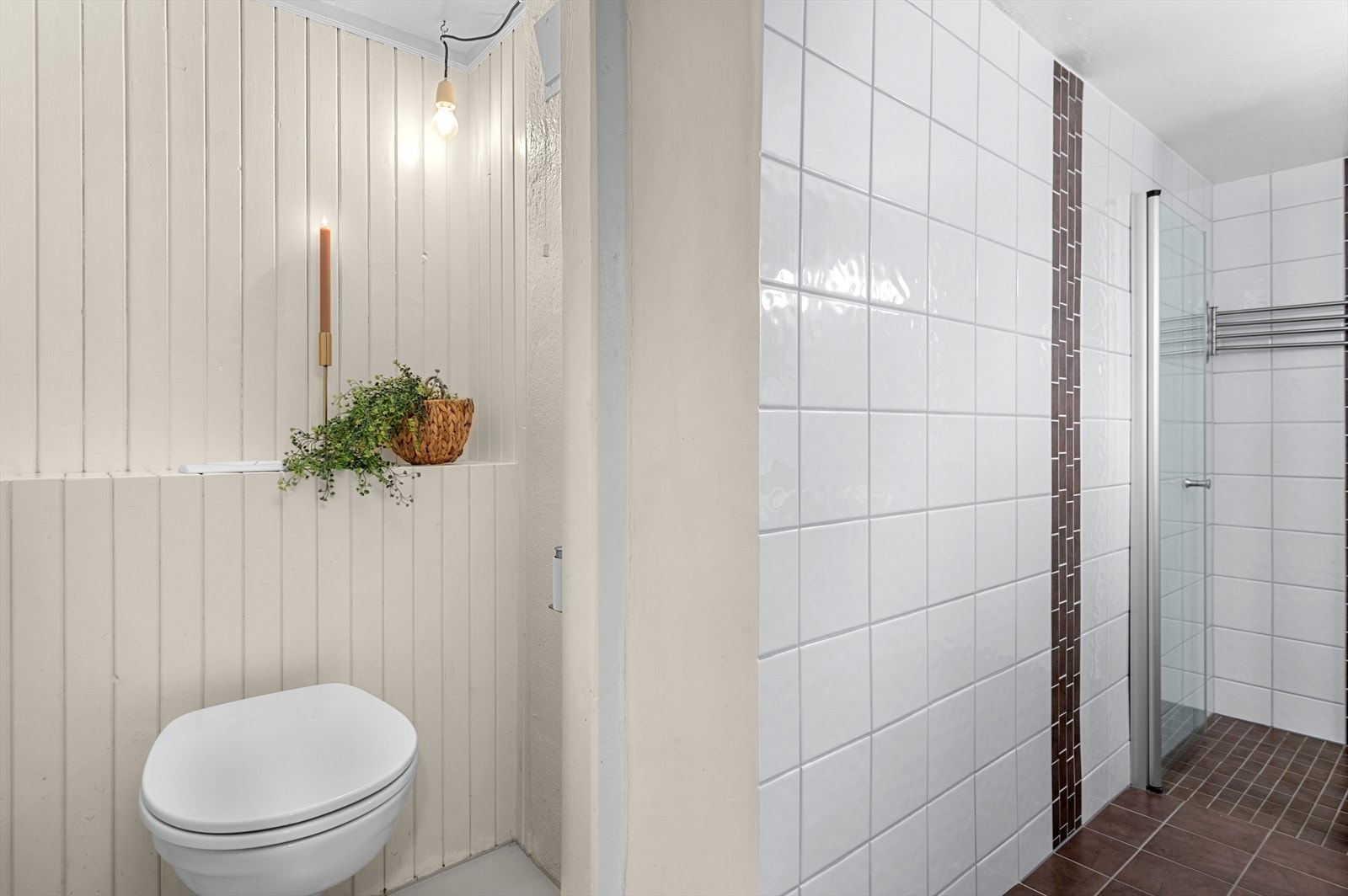 Badet er utstyrt med dusjhjørne, mekanisk avtrekk, servant, servantskap og wc. Galleribilde