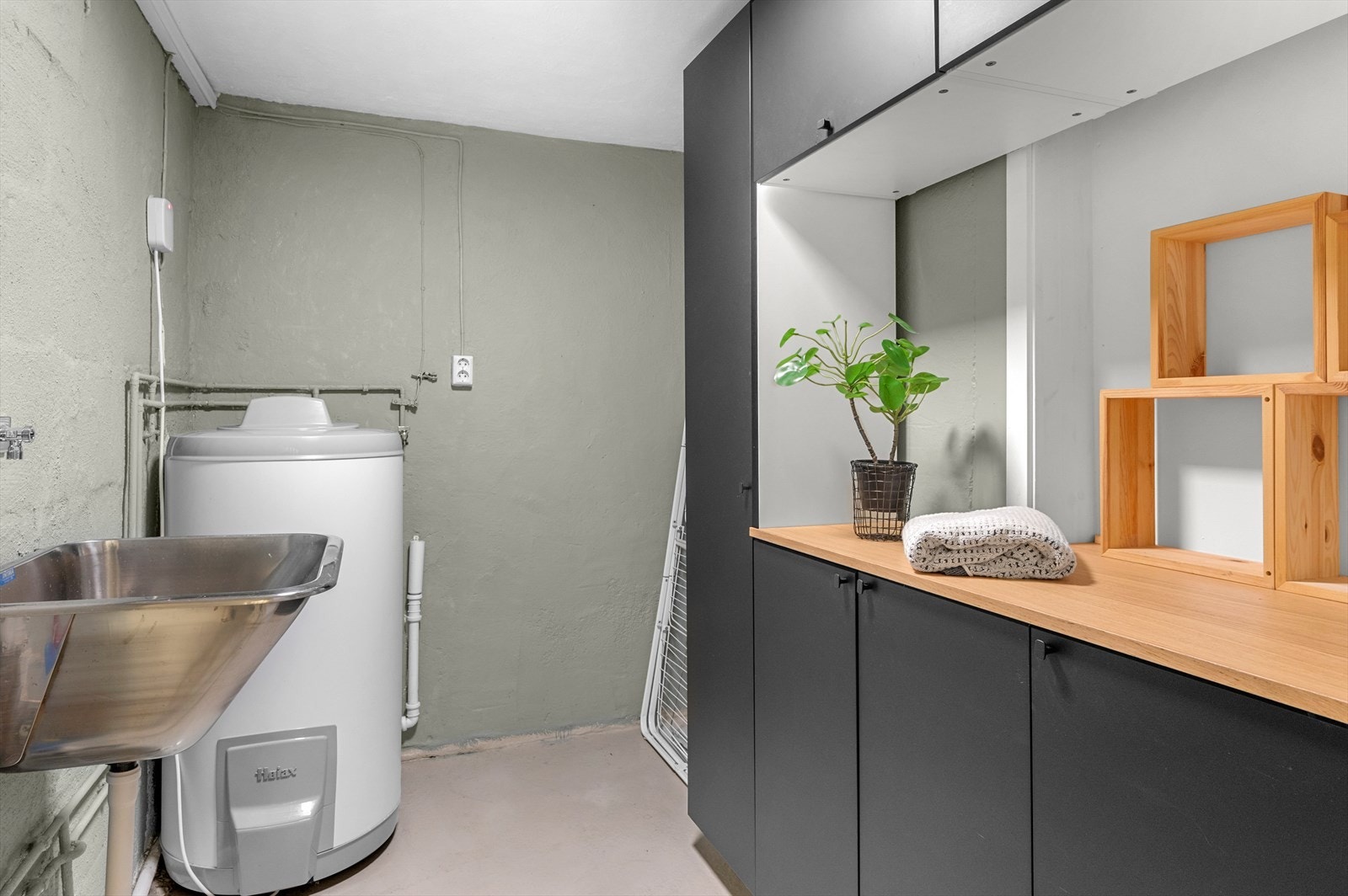 I sokkeletasjen får du et pent vaskerom på 5m², som er utstyrt med skyllekum og opplegg for vaskemaskin. Galleribilde