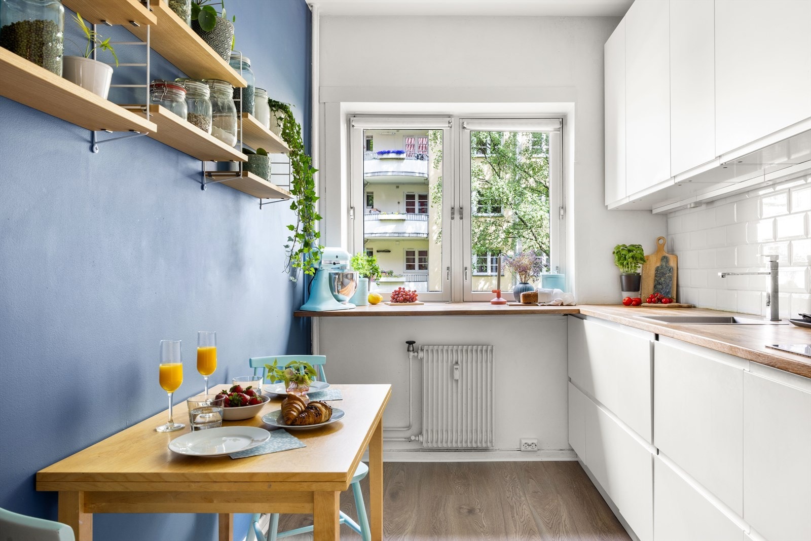Her kan du kose deg med å tilberede både frokost, middag og kvelds. Kjøkkenet er fra IKEA og er moderne og funksjonelt, utstyrt med alle nødvendige hvitevarer og rikelig med skapplass. Galleribilde
