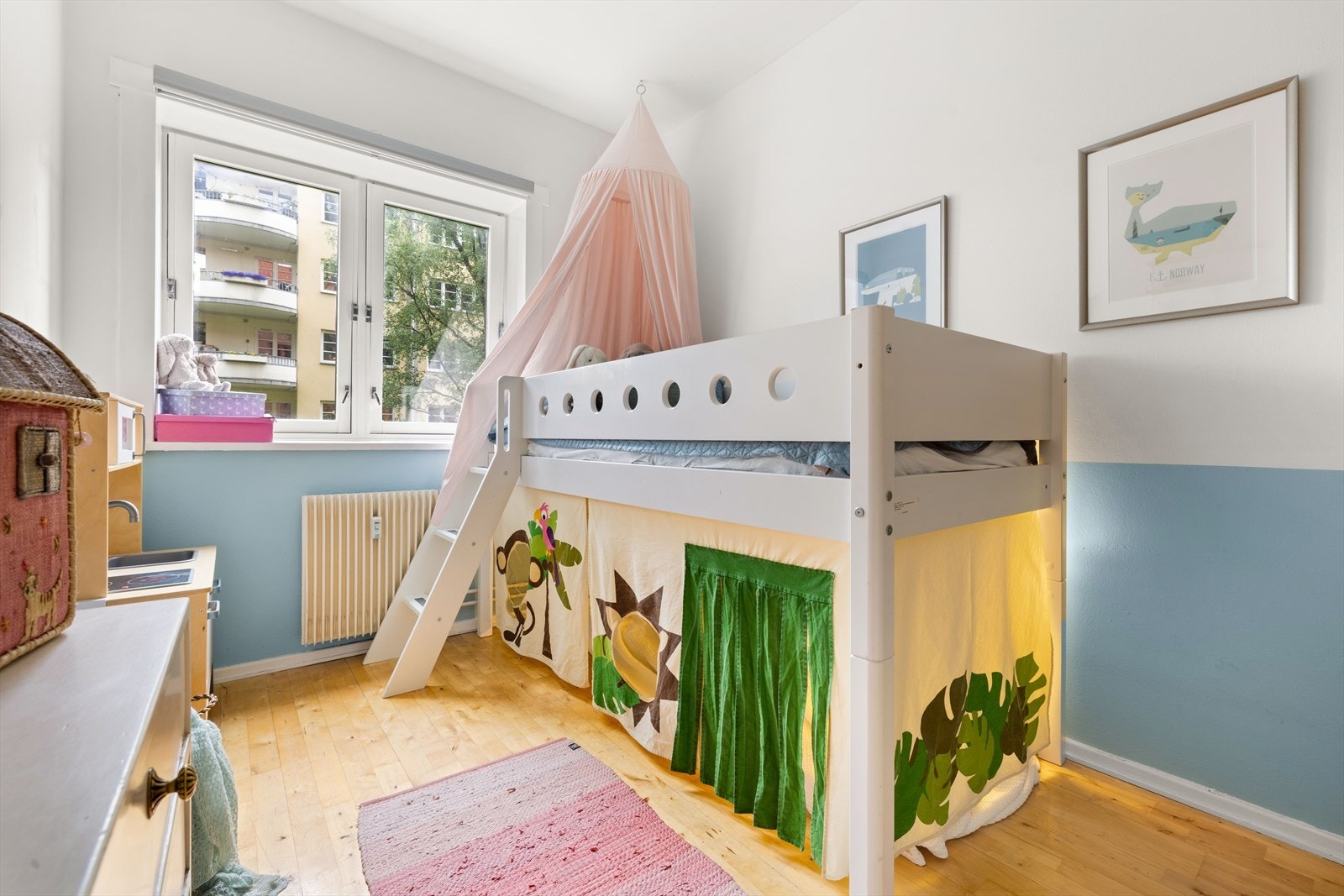 Dette rommet er designet for å være fleksibelt og funksjonelt, perfekt tilpasset ulike bruksområder og behov. Galleribilde