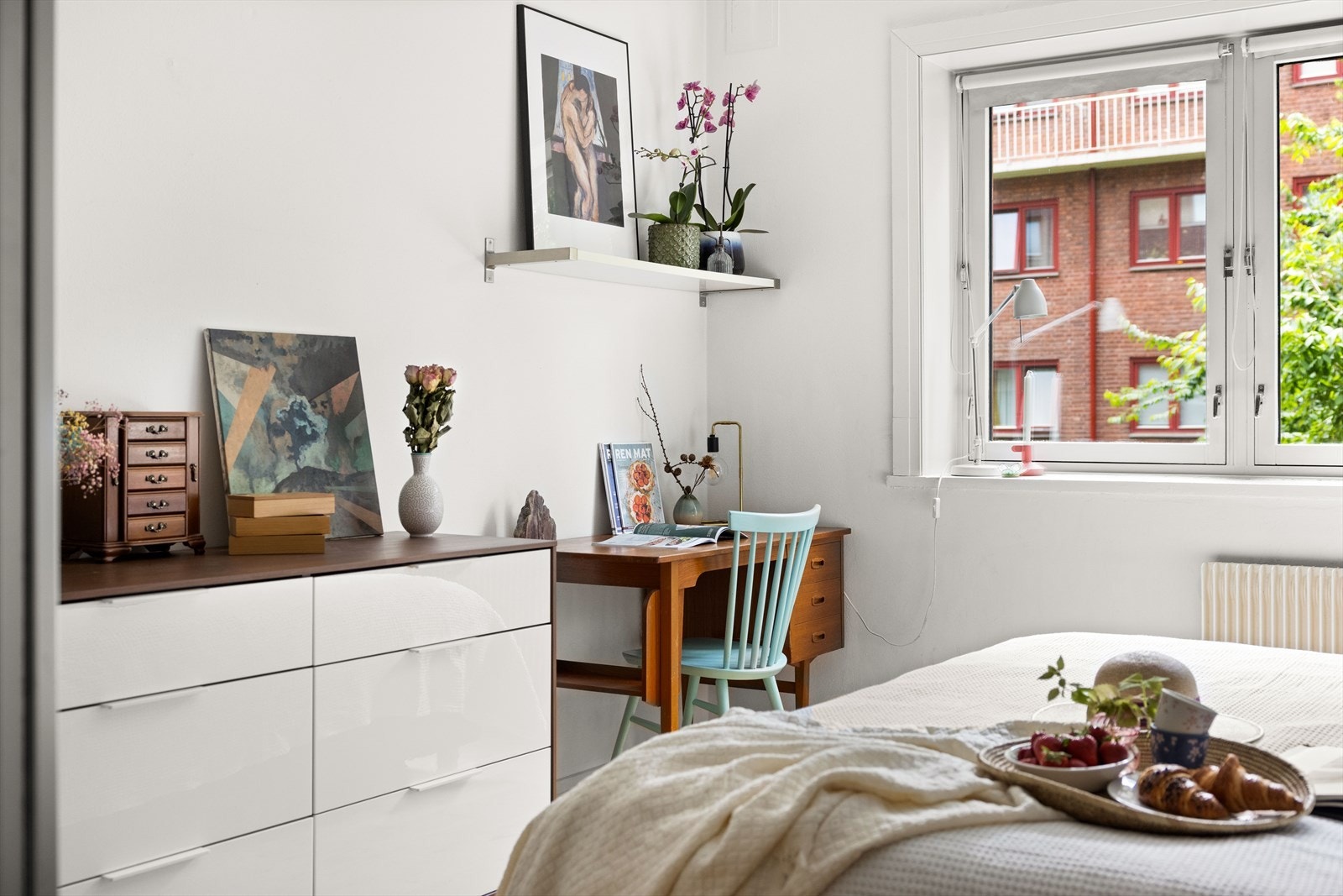 Det er både plass til god garderobe, samt et hyggelig lite hjemmekontor. Galleribilde