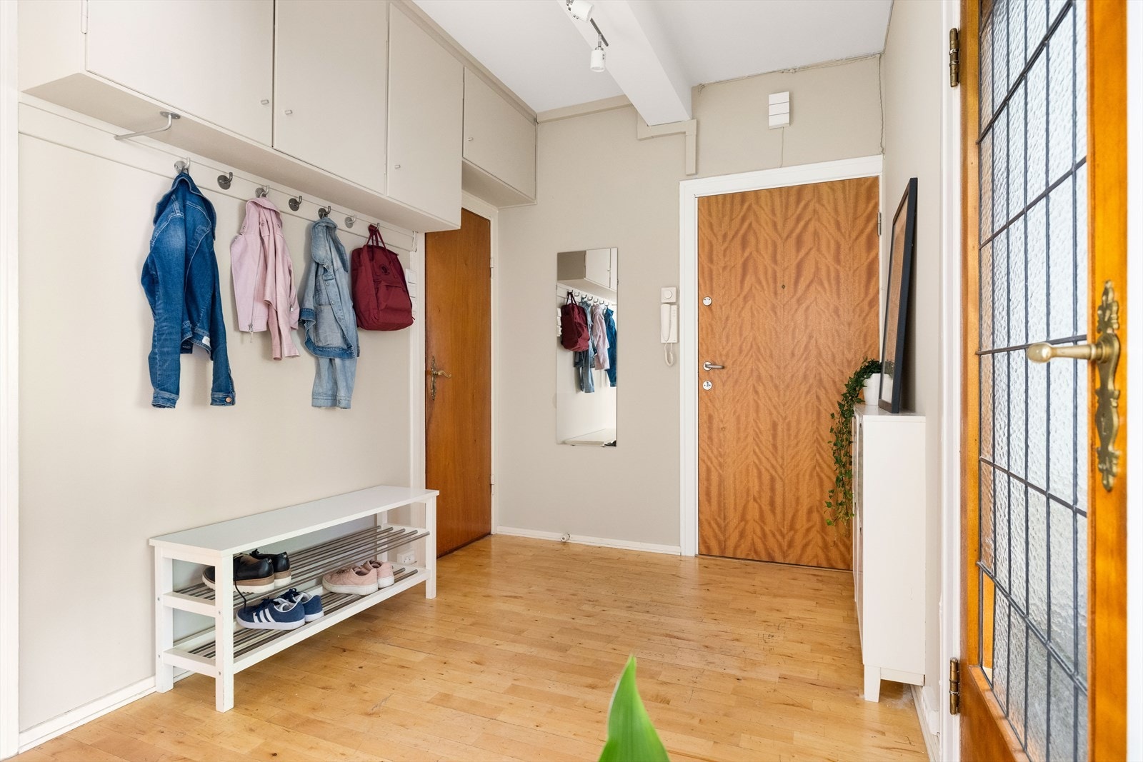Leiligheten har en innbydende entré som skaper et umiddelbart godt førsteinntrykk. Svært god oppbevaringsløsning i integrerte skap. Galleribilde