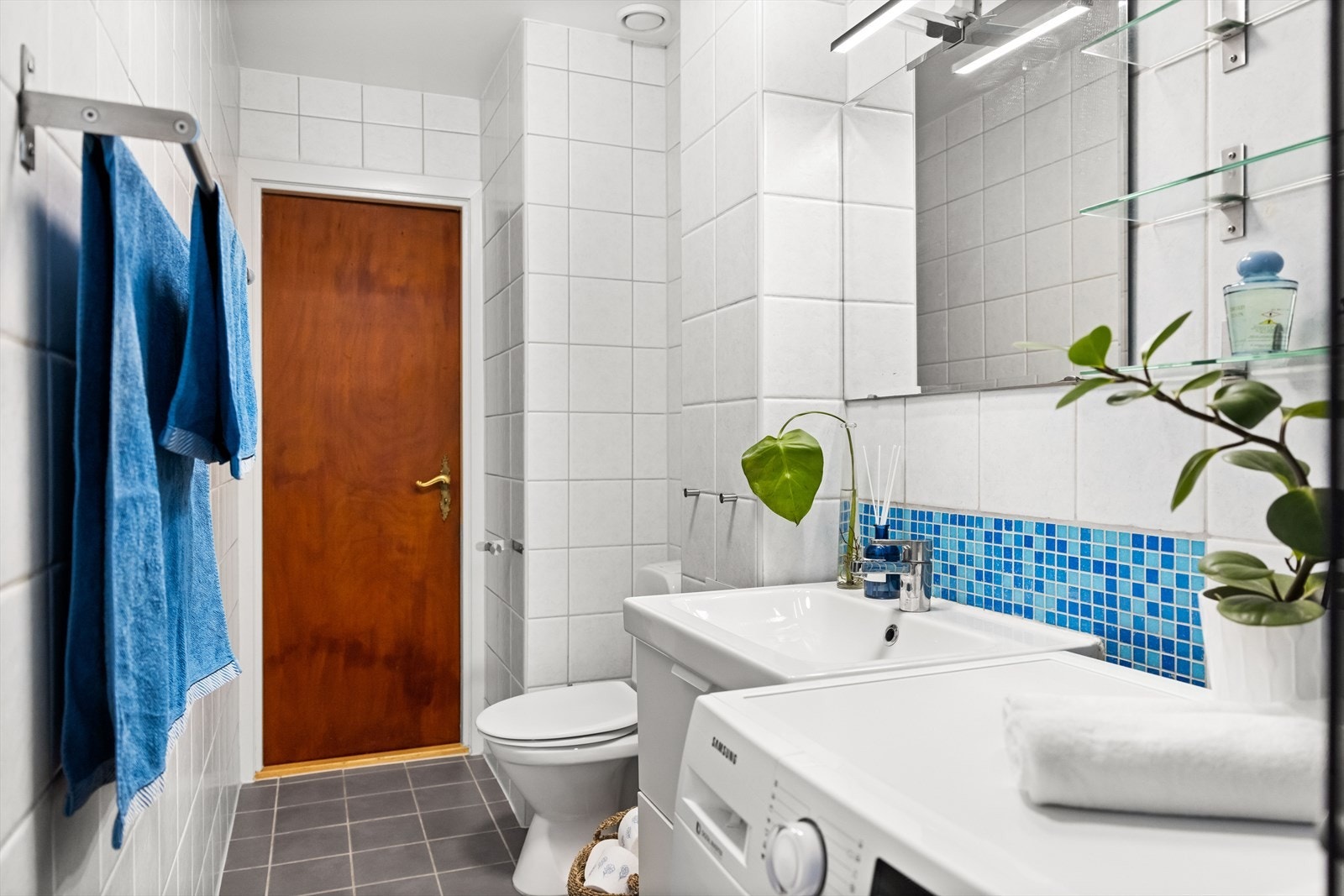 Det er opplegg for vaskemaskin og naturlig avtrekk. Galleribilde