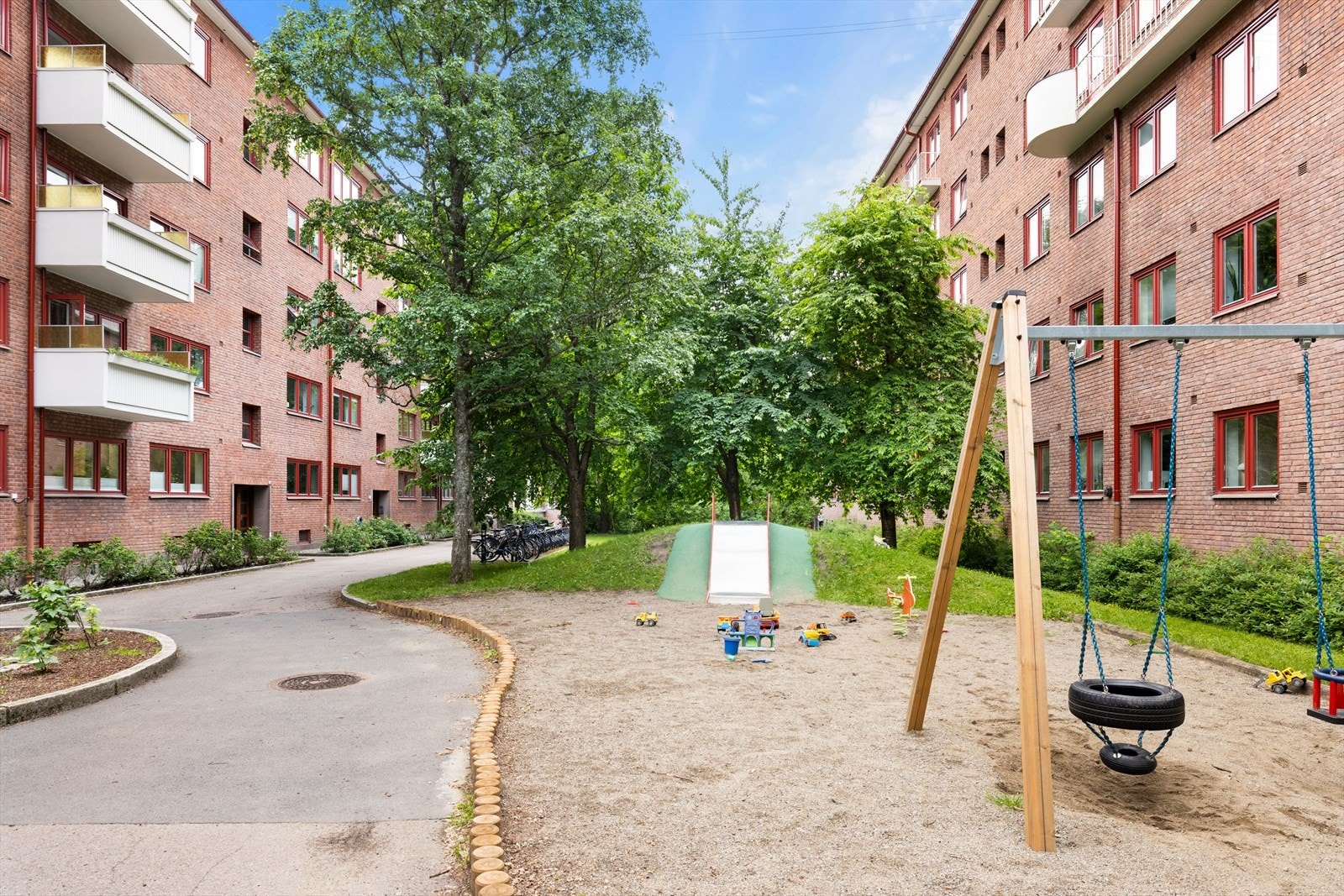 Borettslaget har flotte fellesareal med blant annet lekeapparat for de minste. I tillegg til lekeapparatet finner man også hyggelige sitteområder og grøntområder hvor beboerne kan nyte friluftslivet. Galleribilde